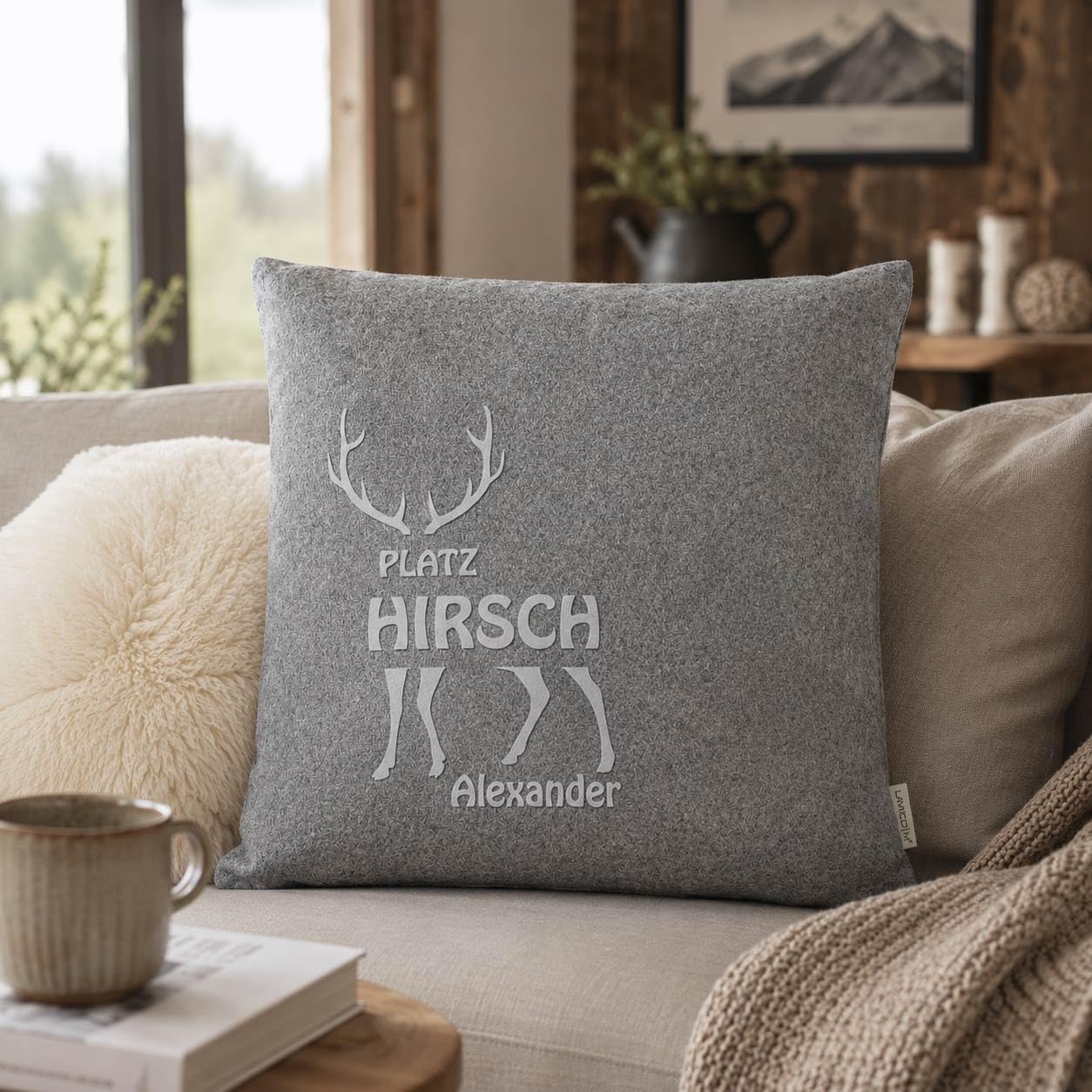 Personalisiertes Filzkissen Platzhirsch mit Wunschname Dekokissen 40x40 cm Hirsch Motiv Zierkissen aus Wollfilz samtiger Flockdruck Geschenk für Mann Papa Opa