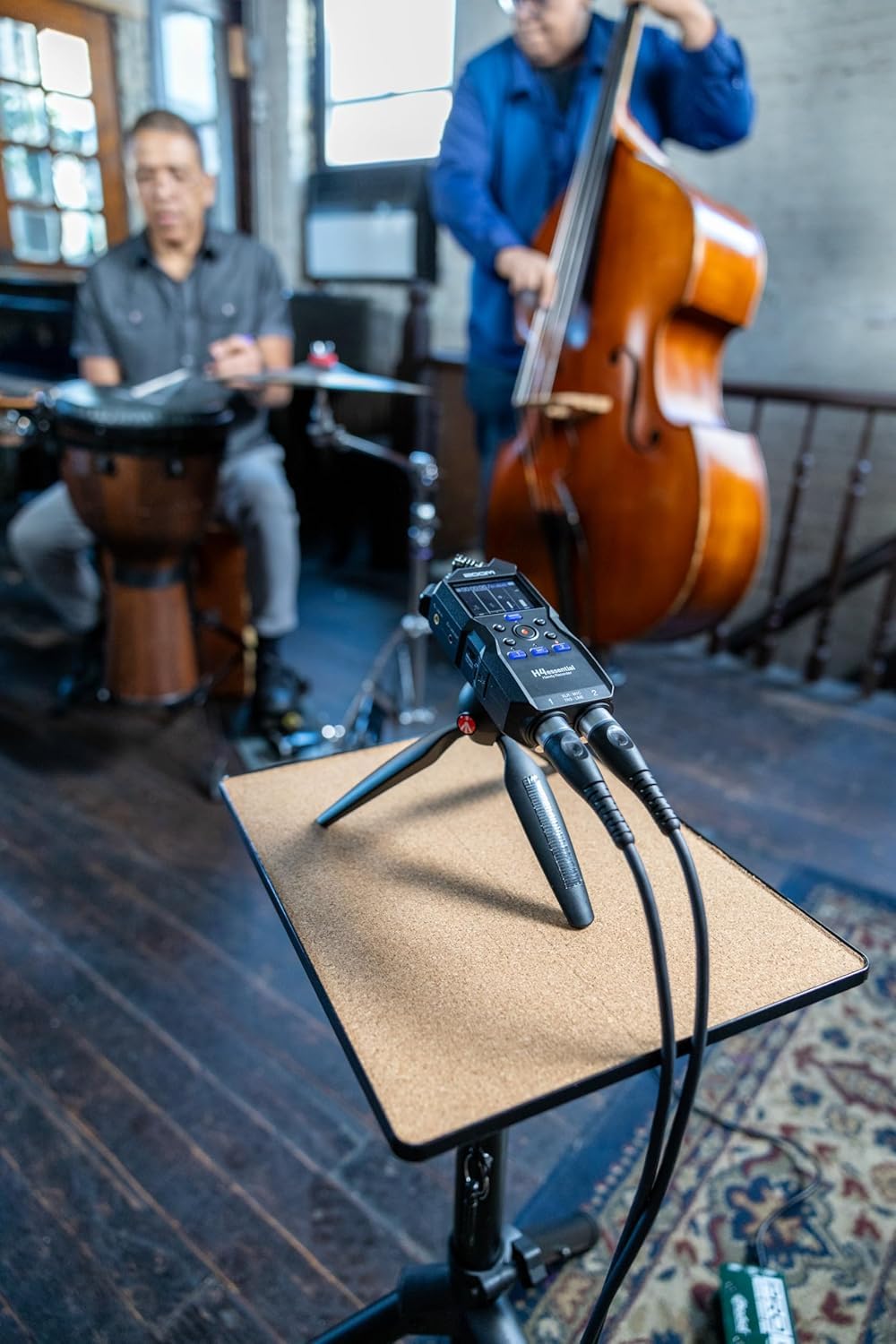 Zoom H4essential Tragbarer Audio-Recorder-Set mit 4 Spuren, 32-Bit, mit Zoom APH-4e Zubehörpaket mit haariger Windschutzscheibe, gepolsterter Hülle, AC-Adapter und USB-C-Kabel