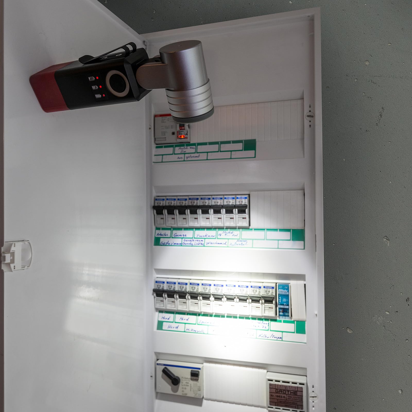 SH-5.300 LED Arbeitsleuchte magnetisch im Set mit Wand-/Kfz-Halterung und Ladeschale (IP 54, aufladbare Leuchte mit Notlichtfunktion)