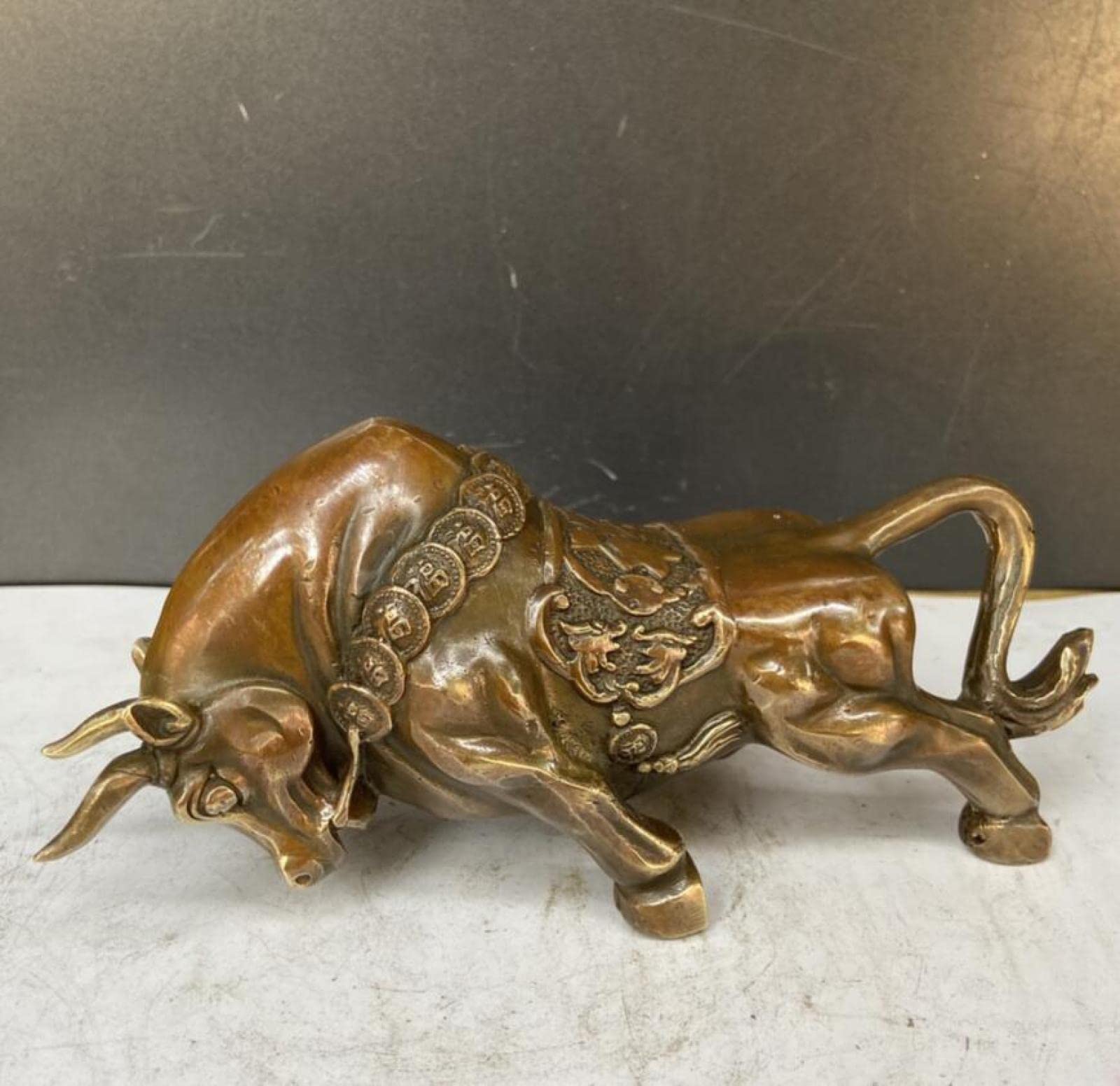 Statue de bovins AMUCK en laiton pour briser la monotonie du bureau