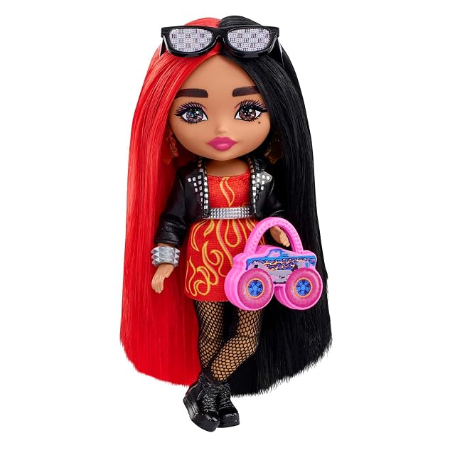 Barbie Extra Minis Conjunto Rock Muñeca pequeña con Pelo Largo Rojo y Negro y Vestido de Llamas