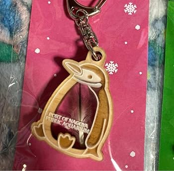 名古屋港水族館 ペンギンの羽根キーホルダー エンペラーペンギン ミュージアムショップの新商品。 ペンギンの羽根キーホルダー