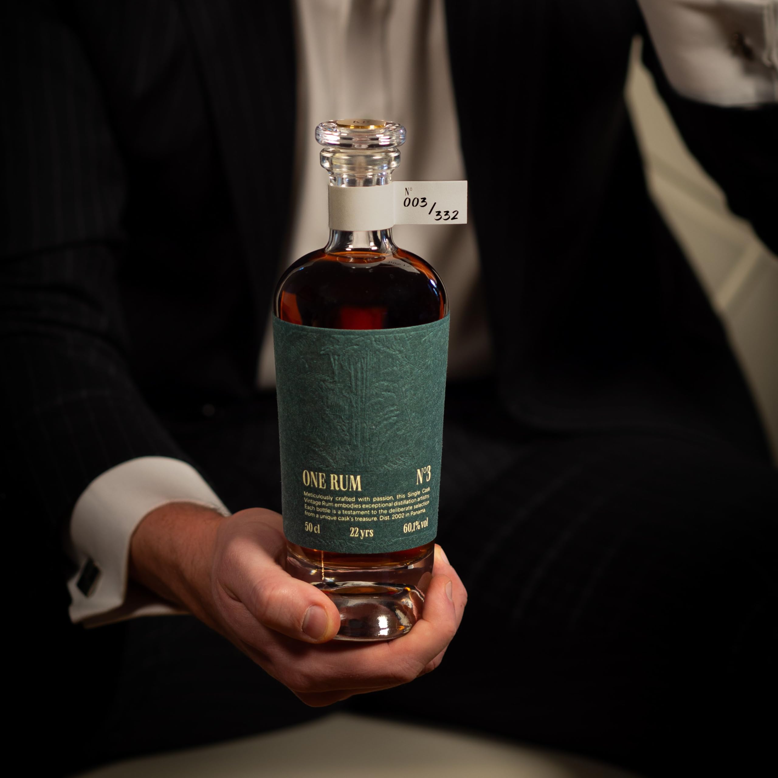 ONE RUM No. 3 – Premium Rum aus Panama | 22 Jahre gereift | Column Still | Streng limitiert auf 332 Flaschen | Fassstärke 60,1% Vol. | Exklusive Rarität & Geschenk für Männer, Genießer & Sammler