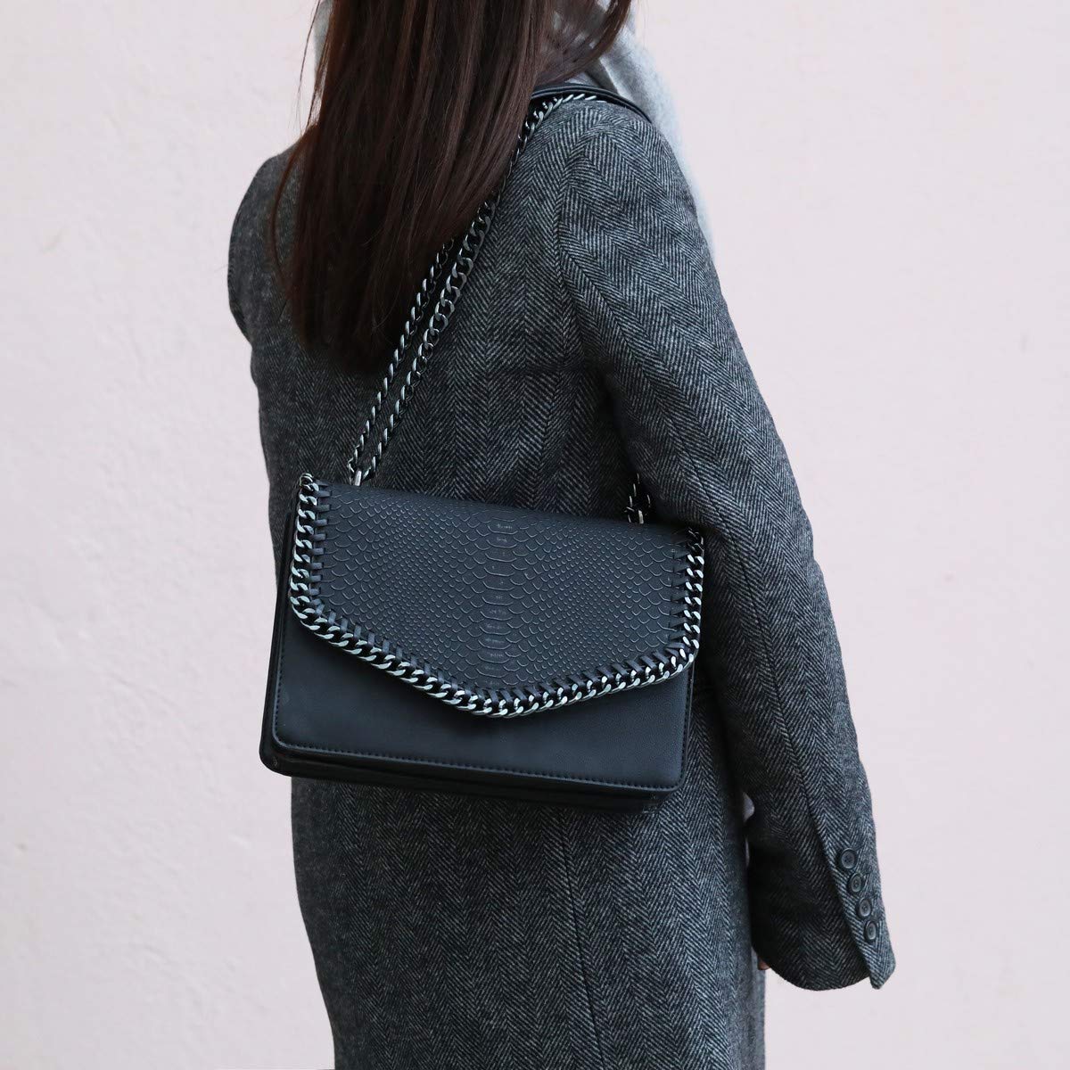 CRAZYCHIC - Damen Schlange Ketten Umhängetasche Snake PU Leder Schultertasche - Gesteppte Kettentasche Handtasche - Chains Messenger Crossbody Bag - Clutch Abendtasche Mode Trendy Fashion - Schwarz