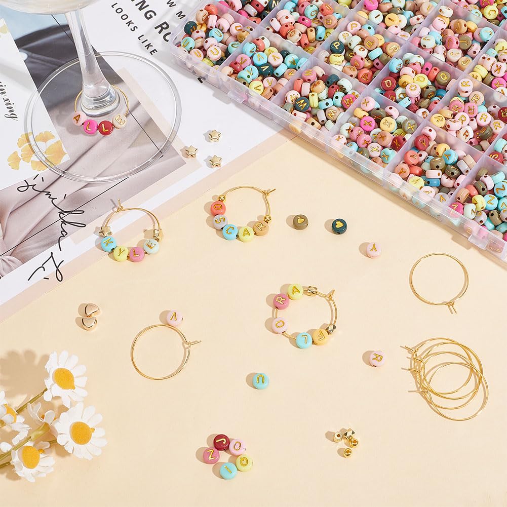 WEBEEDY 80 Sets DIY Weinglas Anhänger mit Farbigen Buchstaben Perlen Große Menge Krone Stern Herz Gold Perlen 80 Anhänger Ringe Pinzette Personalisierte Weinglas Marker für Stielgläser Hochzeit