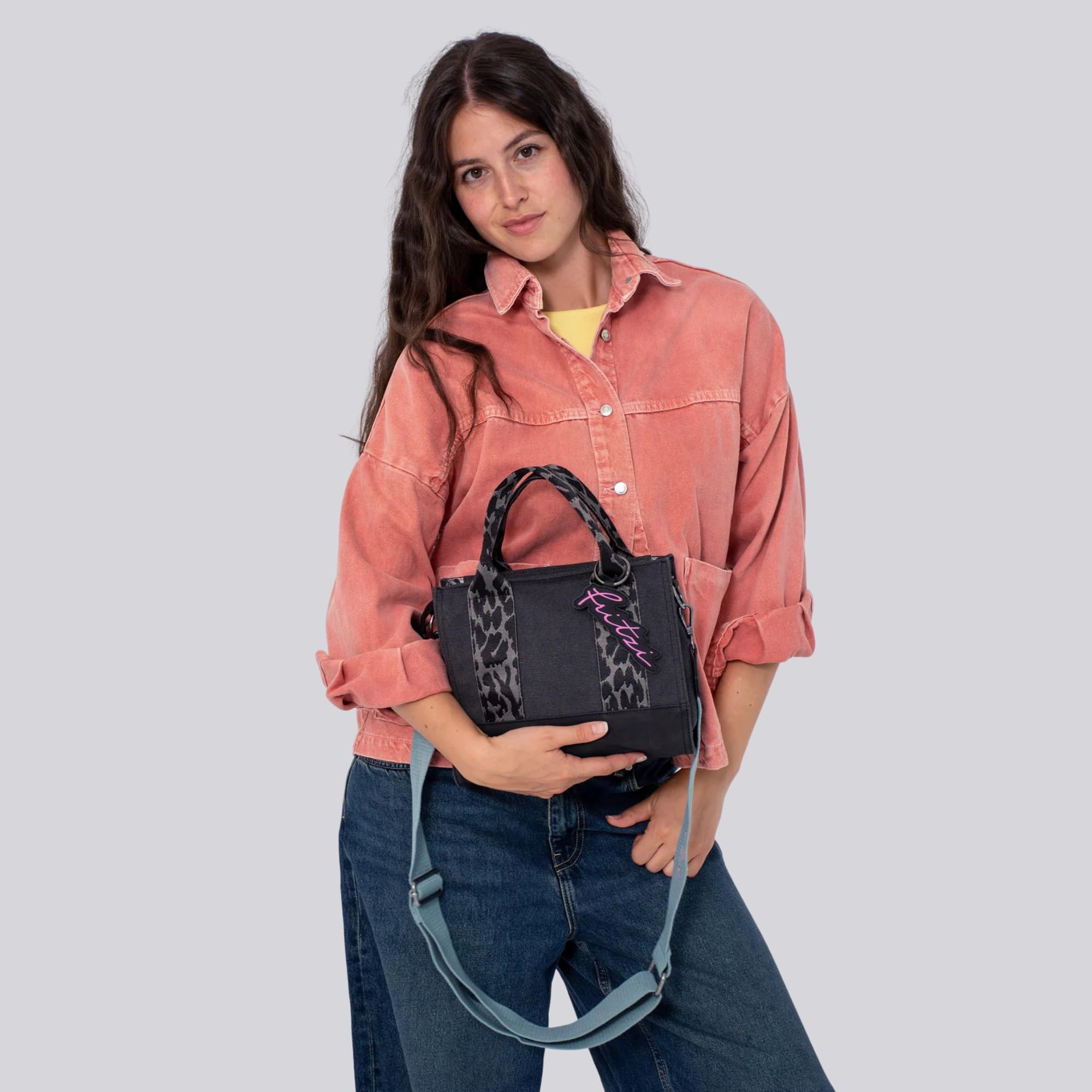 Fritzi Izzy09 Limited Happy Leo Damen vegane Canvas Crossbody Baumwolltasche Umhängetasche Schultertasche mit Reißverschluss und Schultergurt Leoprint für Alltag Reisen Freizeit 5 L – Olive, Schwarz