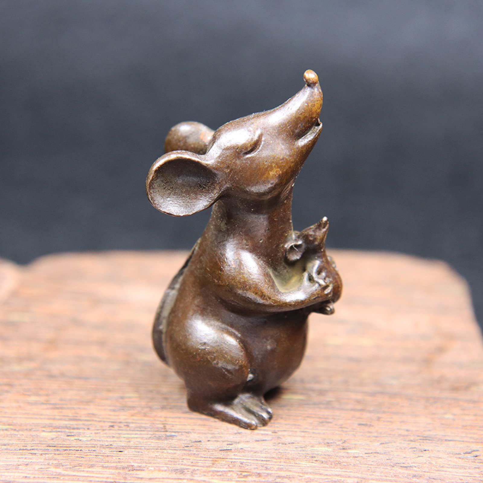 Amazon.co.jp: 子の置物を保持している銅のネズミの母茶寵デスクトップの装飾品動物のネズミの像ラッキーな家の装飾 : ホーム＆キッチン