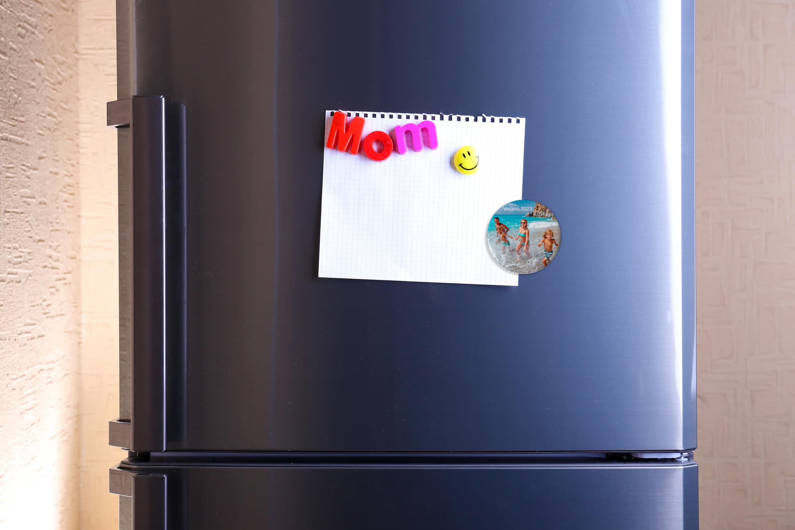 Personalisierte Magnete. Personalisierte Anstecker. Kommunionsgeschenke für Gäste. Hochzeitsgeschenke. Personalisierte Fotogeschenke. Mengenrabatte. Magnetanstecker 59 mm. 250 Stück.