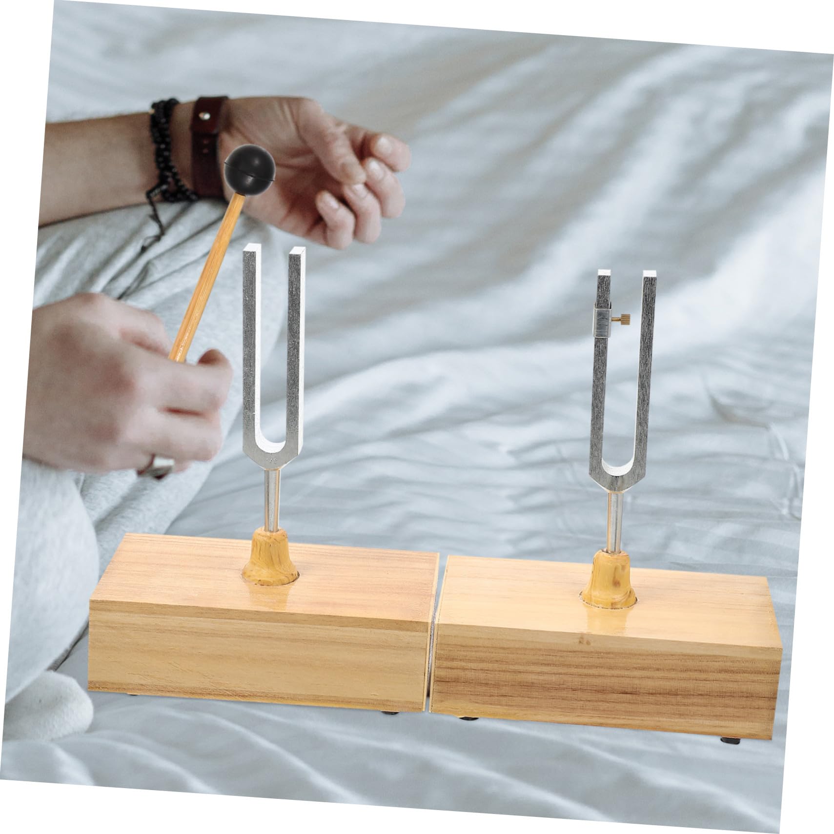 SOLUSTRE Stimmgabel Satz mit Hammer und Holzsockel 440 Hz Resonanz Drehgabel für Physikalische Experimente und Musikinstrumente Präzises Experimentierinstrument für Bildungszwecke