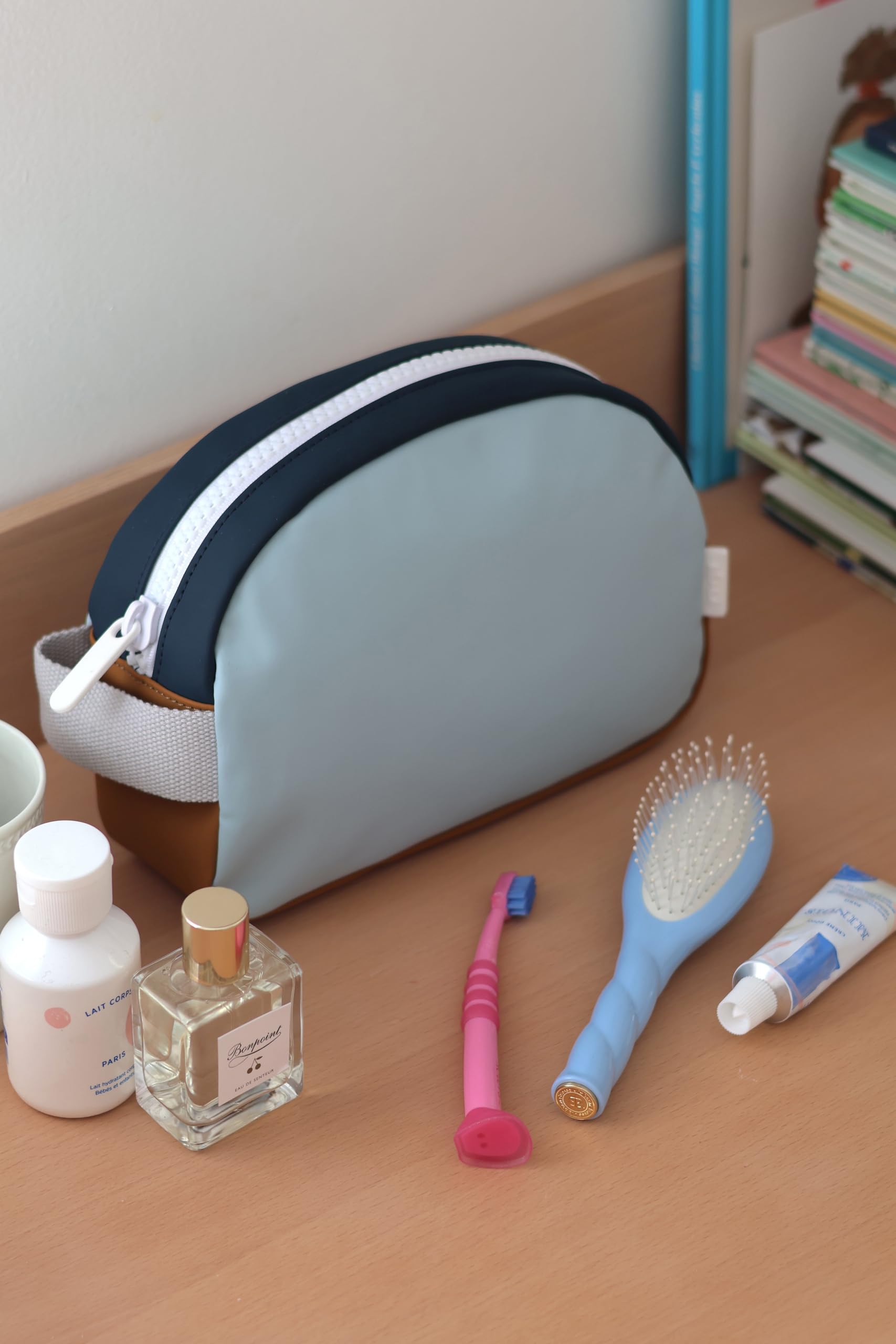 BÉABA, Trousse de toilette Bébé/Enfant, Waterproof, Grande Contenance 2,5L, Ouverture Large Zippée, Etiquette Nom, Effet Gomme, Faro, Night Blue