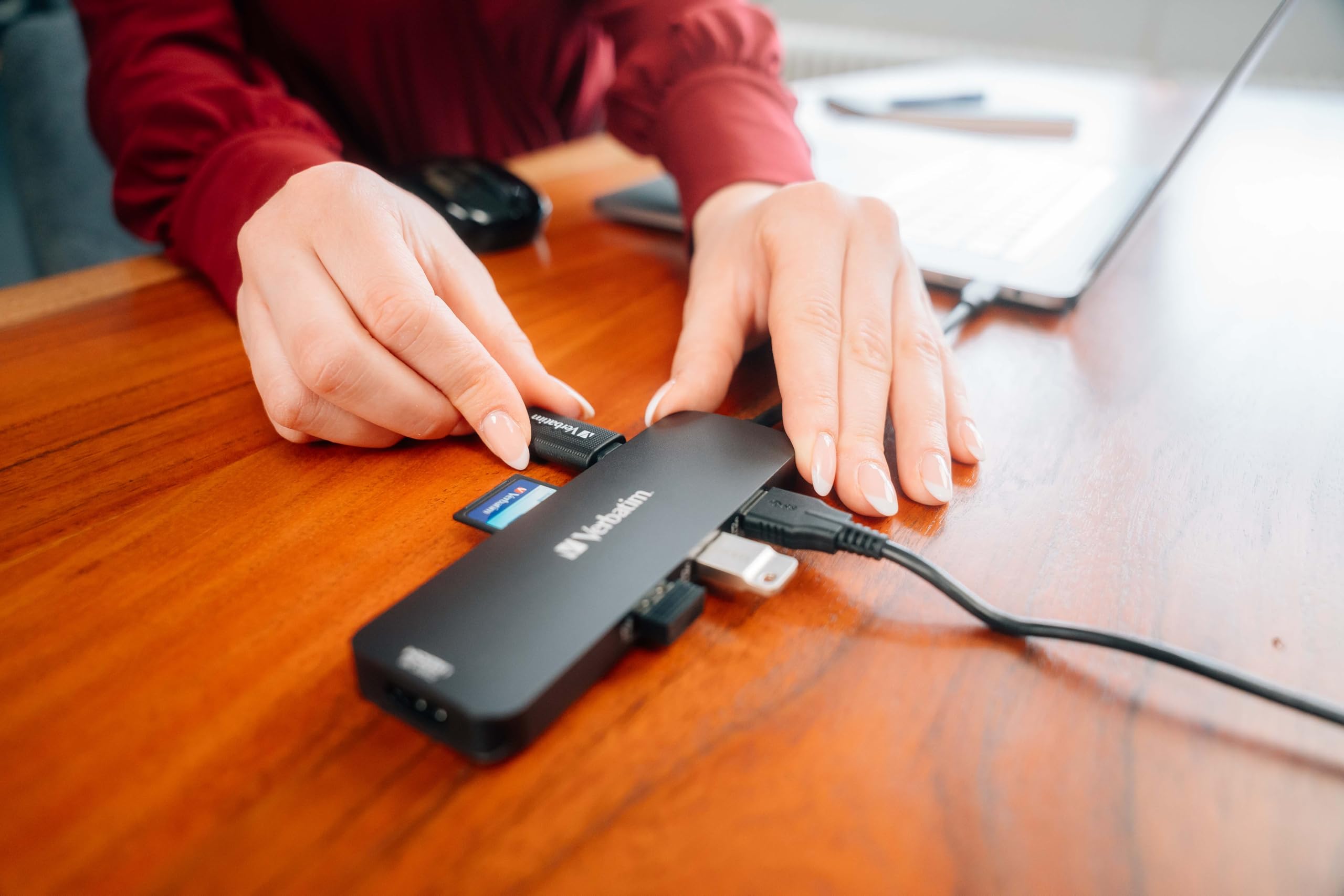 Verbatim 4-w-1 USB-C Pro Multiport adapter HDMI 4K USB-C PD SD microSD