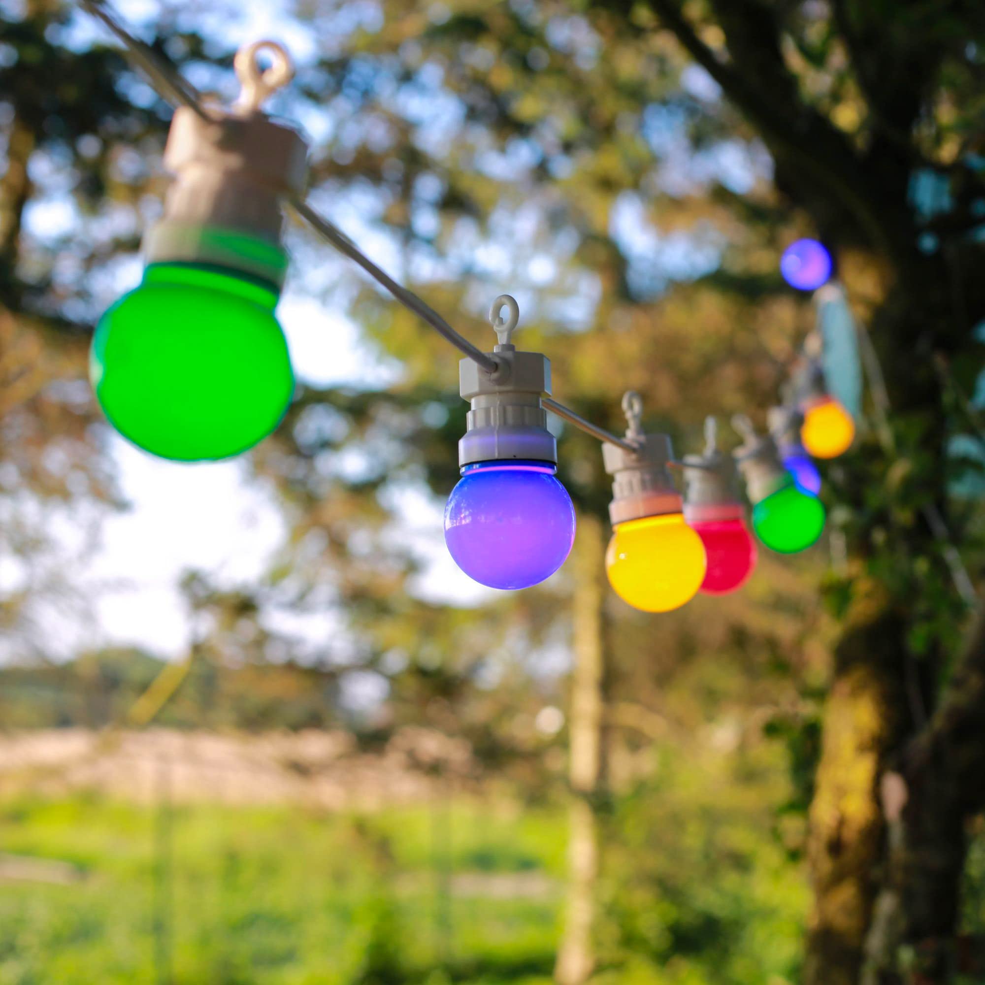 SKYLANTERN Guirlande Guinguette 30M Cable Blanc - Guirlande Lumineuse Exterieure 30 Bulbes Bleu Rouge Jaune Vert - Guirlande Guinguette Exterieur de 30M + 3M de Cable