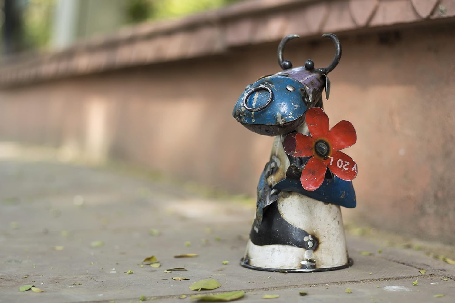 DeKulture Recycled Iron Cow with Flower - Decorative Fence Topper | Indoor & Outdoor Decor (6.5x5.5x9.5 Inches)