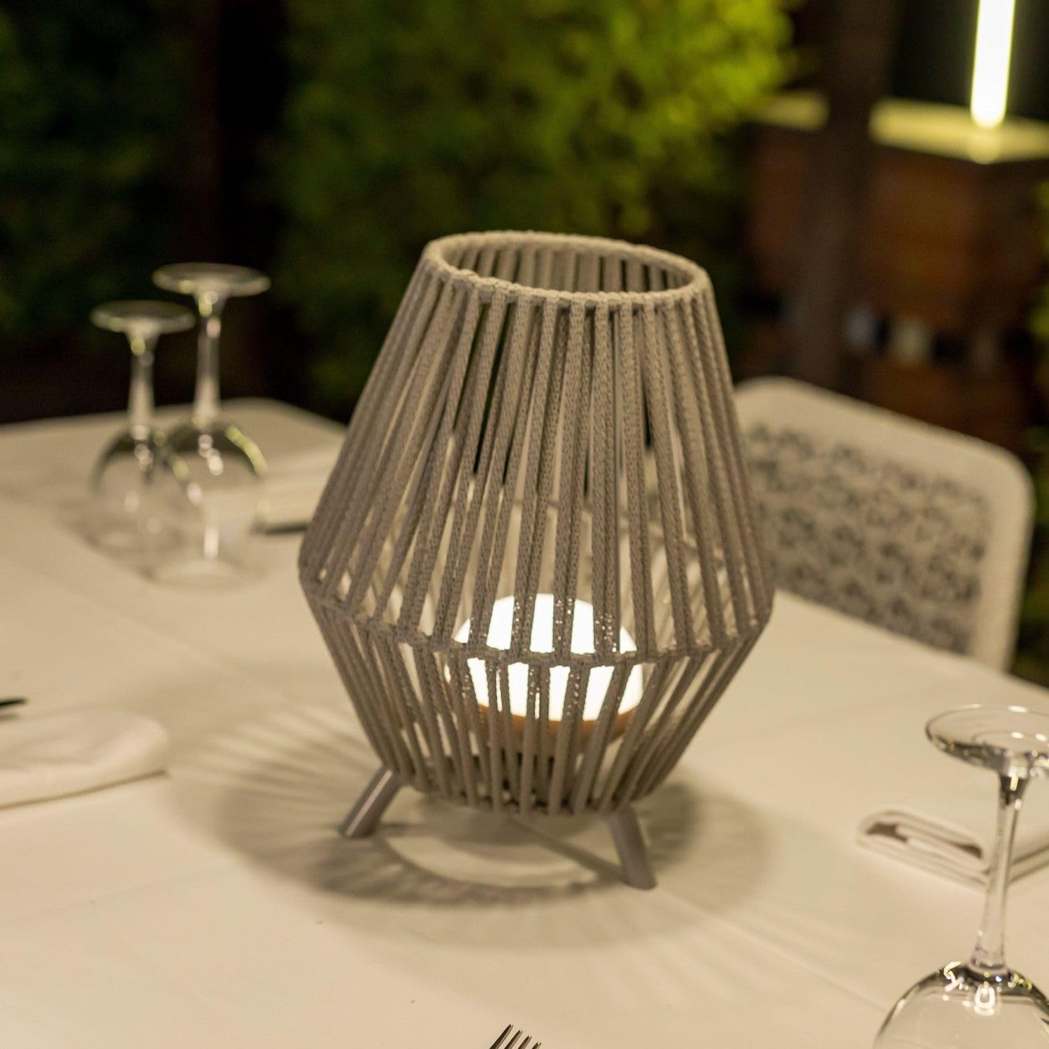 Licht-Erlebnisse Kabellose Tischlampe außen mit LED Akku Leuchtmittel 2700 K IP54 Dreibein Taupe Ø 25,5 cm H: 32,5 Außenleuchte Tischleuchte Outdoor Balkon