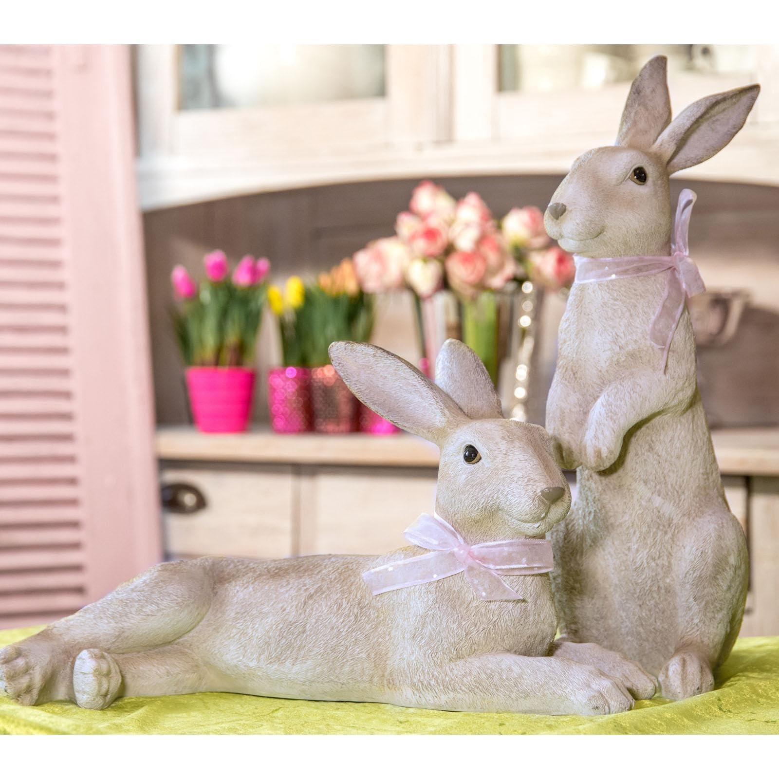 große Deko Hasen Figur Kunststein 48 cm - liegender Osterdeko Hase mit rosa Schleife und Fell-Optik - braune XXL Polyresin Osterhasen Frühjahresdeko zum hinstellen