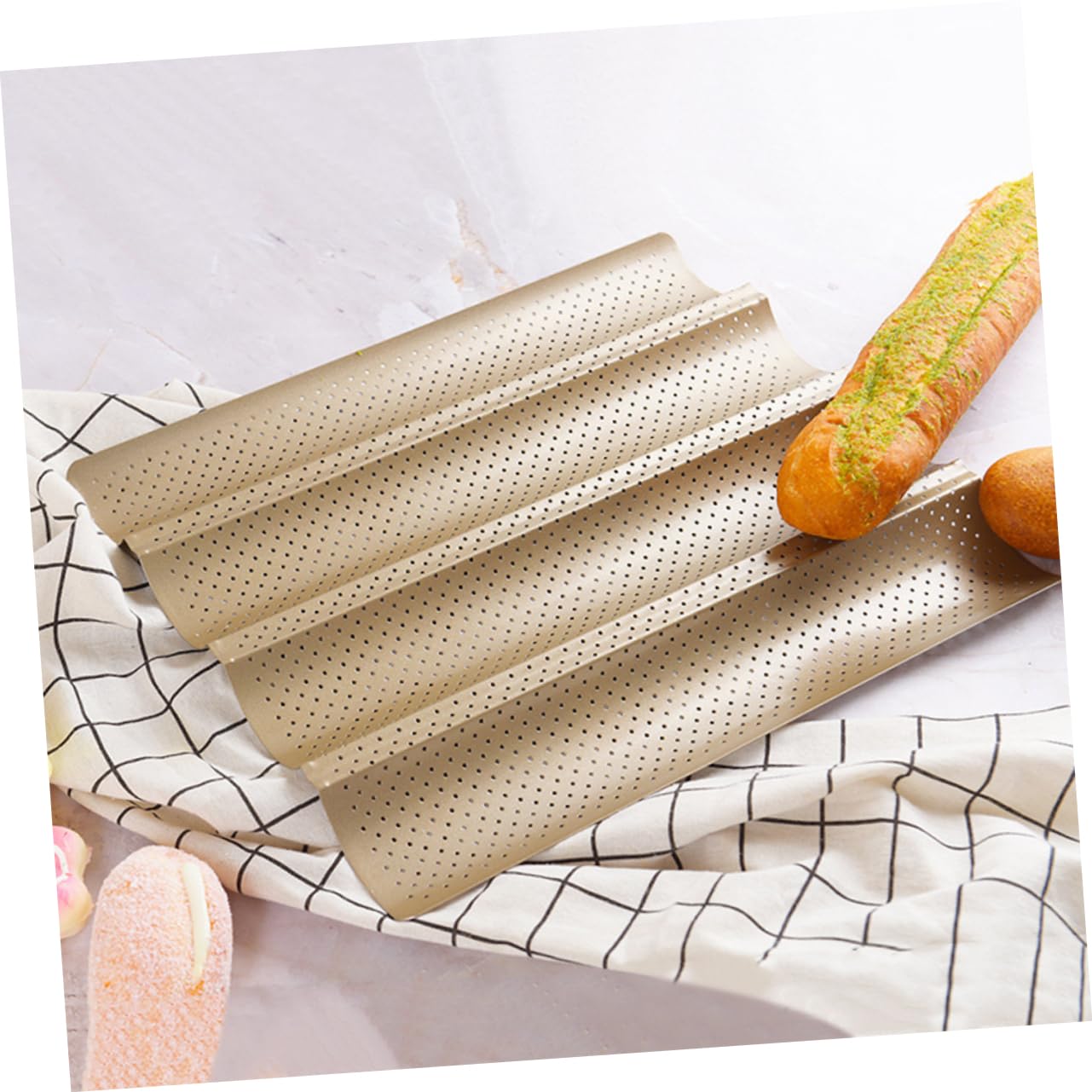 Bandeja para Hornear Baguette Antiadherente Dorada de Acero al Carbono | Orificios de Ventilación, Reutilizable y Resistente al Calor, para Pan Casero, Limpieza Sencilla