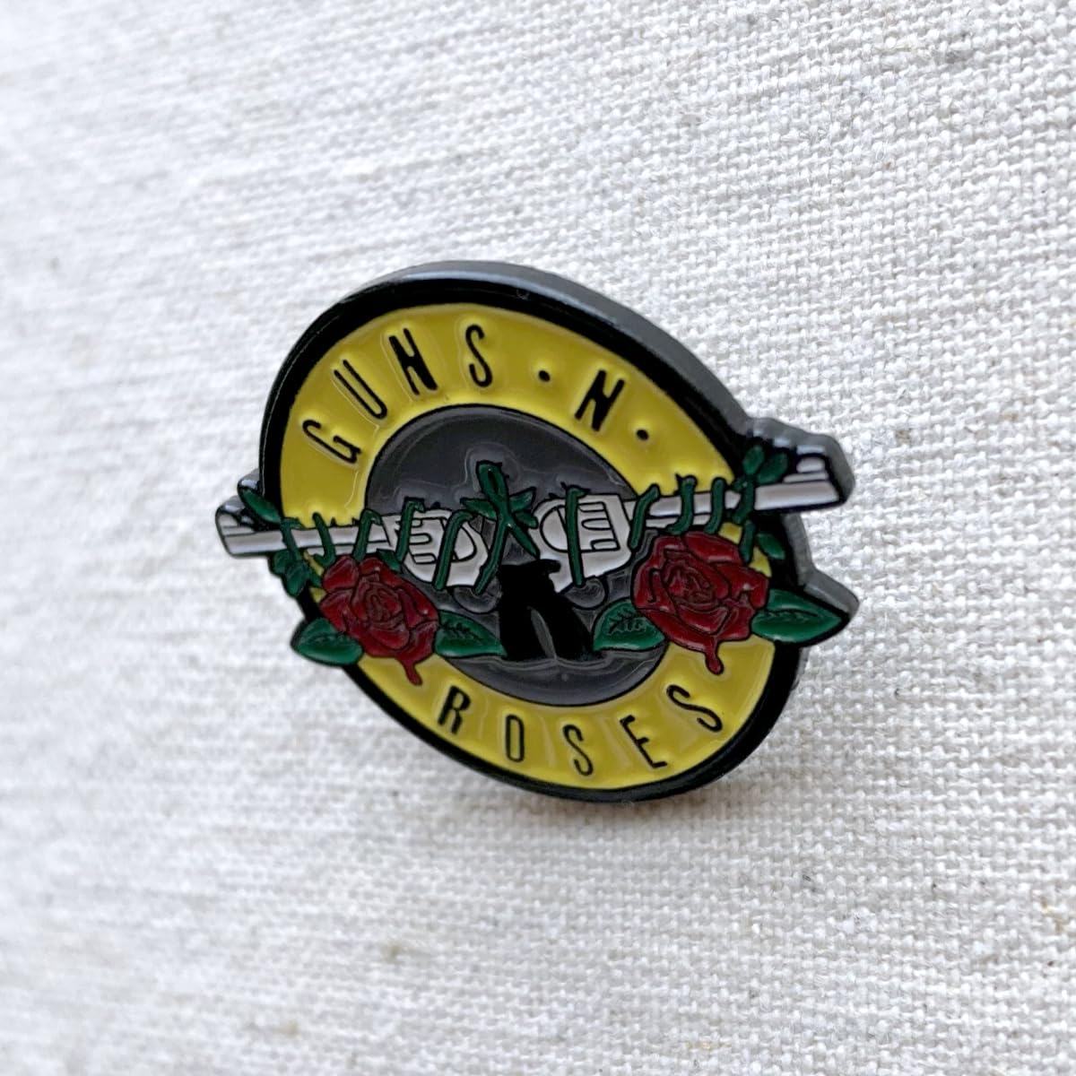 Amazon.co.jp: ガンズ アンド ローゼズ ロックバンド ロゴ ピンバッジ