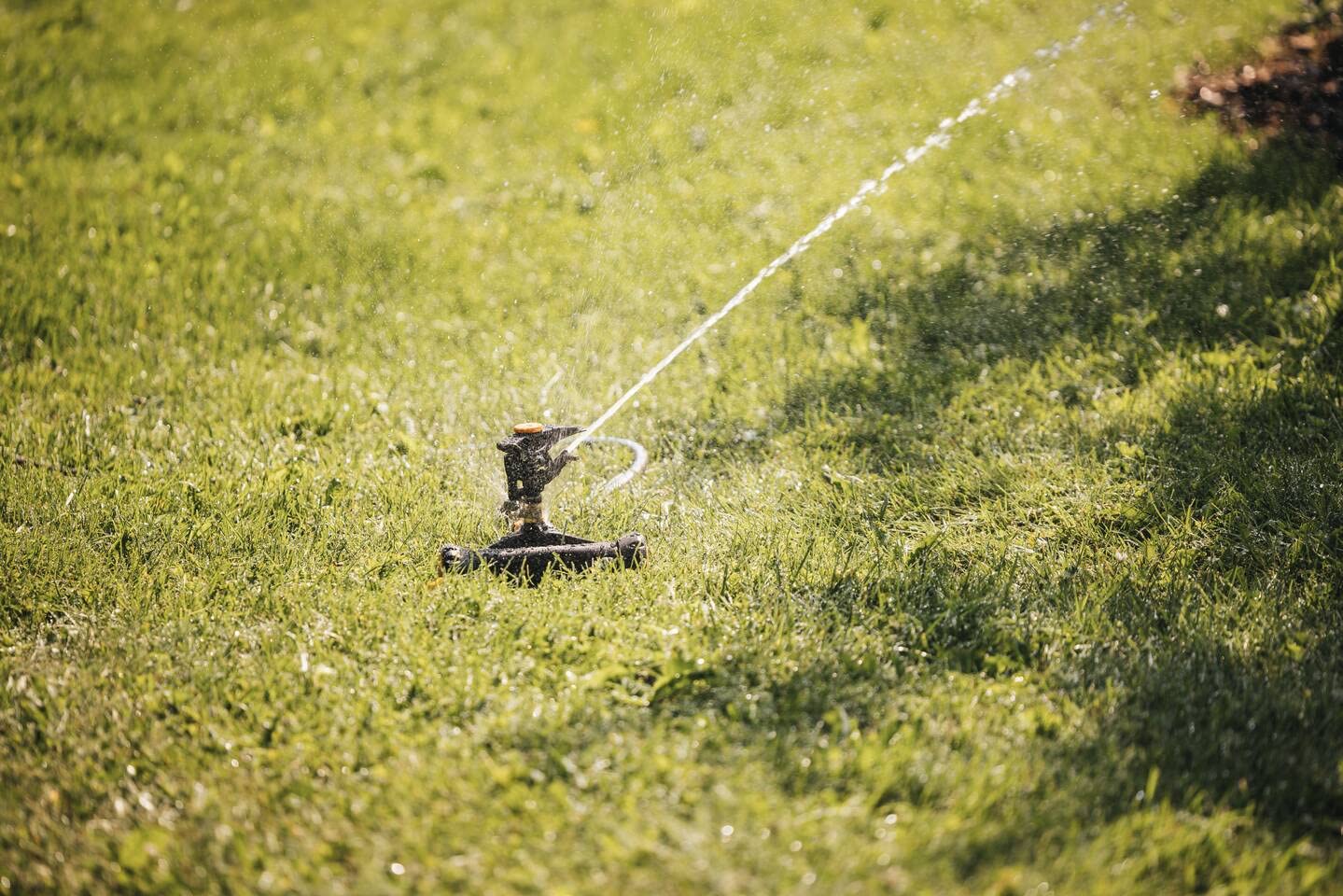 Fiskars Irrigatore a Impulso XL di Metallo con Ruote, Con Distanza | Getto e Rotazione Regolabili, Misura Universale, Portata Ø 26 m, 938 g, Nero/Arancione, 1023656