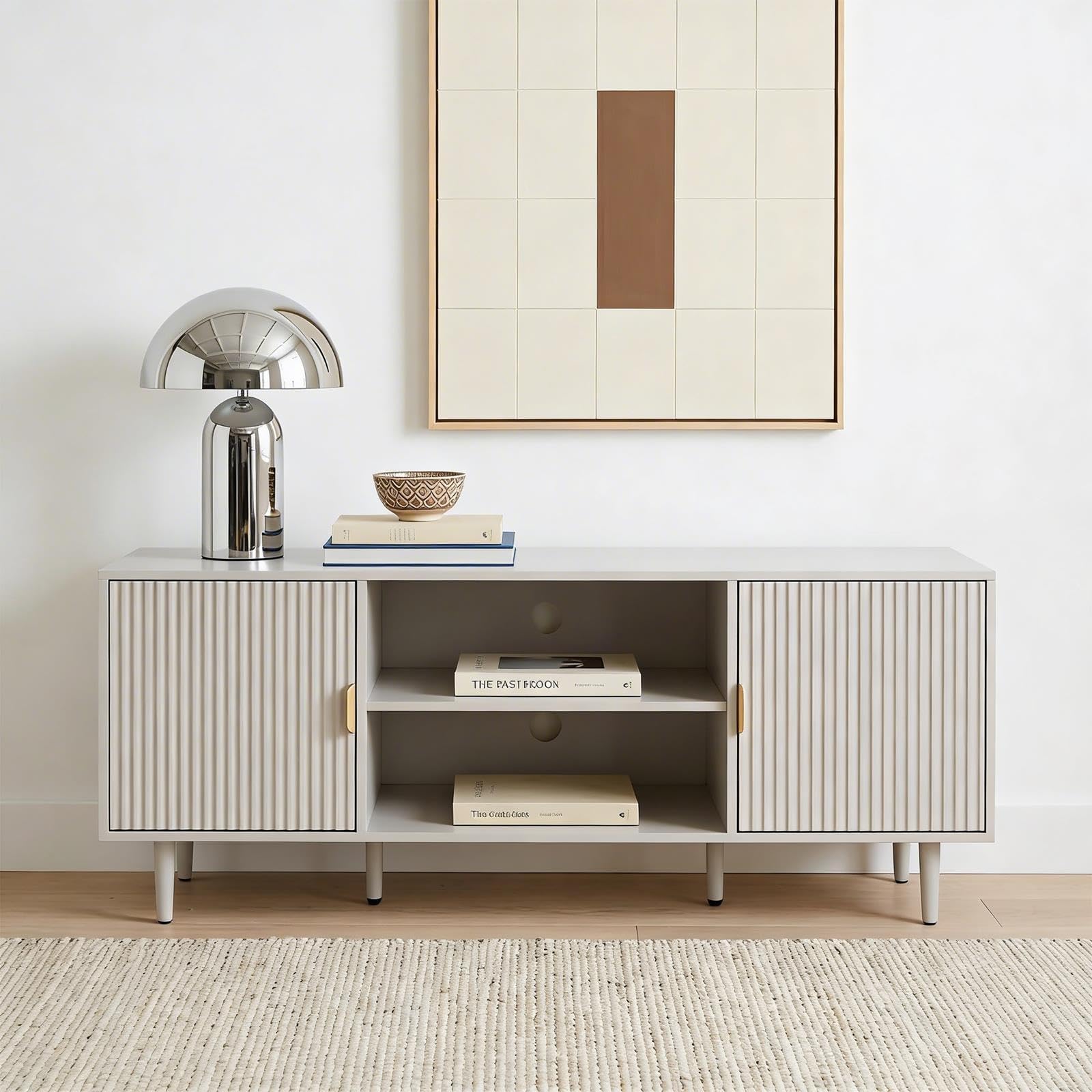 Lowboard ZELDA 150 cm, Kaschmir/Hellgrau - Modernes TV Lowboard mit Lamellenfront, Wohnzimmermöbel aus robustem MDF und Metallgestell, TV Schrank mit 2 Türen, offenes Mittelfach und Kabeldurchführung