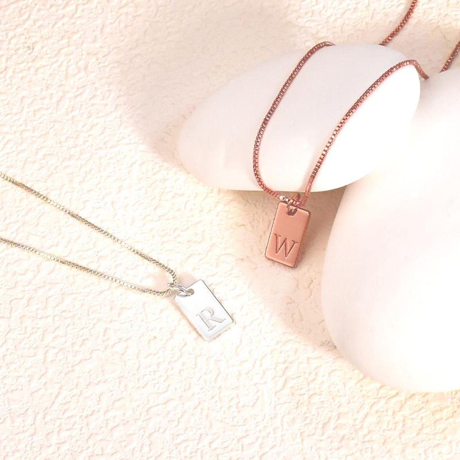 Delicato collana con iniziale, su misura inciso lettera targhetta oro con catena veneziana compleanno per lei