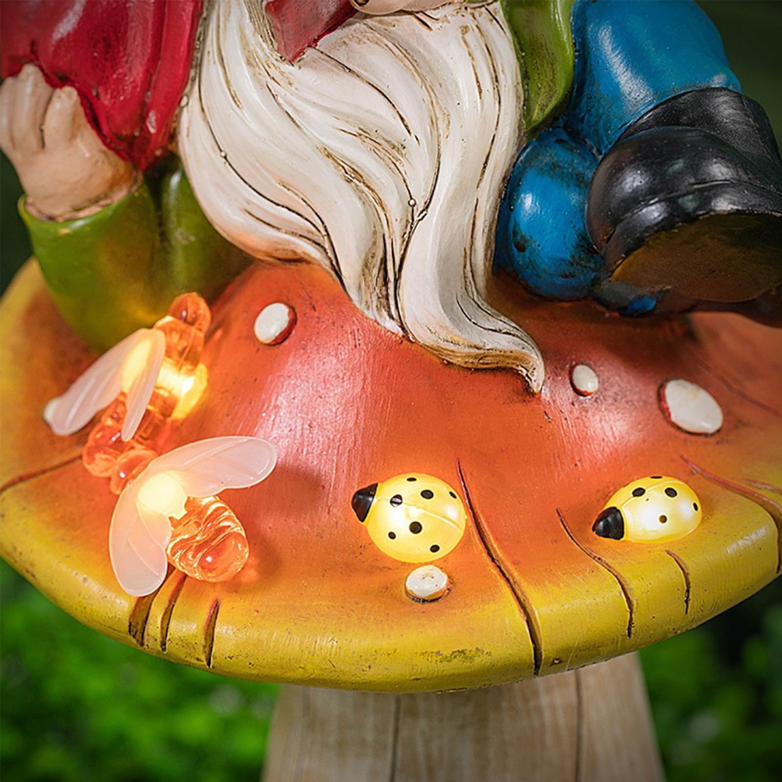 Figura decorativa de gnomo de jardín sobre hongo de resina sintética – Lindo cartel de bienvenida para casa y jardín, 10.5 * 8 * 17.5 cm – Decoración perfecta para amantes de los gnomos (hongo