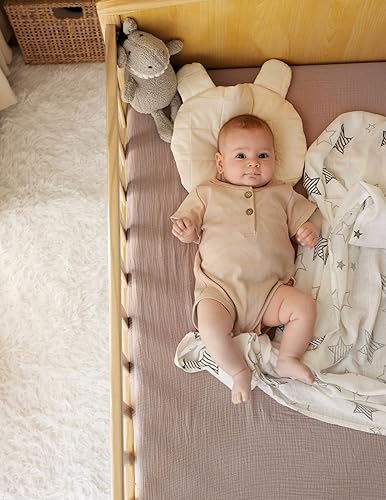 Miniatura 5 de Momcozy Sábana bajera ajustable de muselina para cuna, paquete de 2 sábanas de algodón natural suave y transpirable de 38 x 26 pulgadas, envoltura