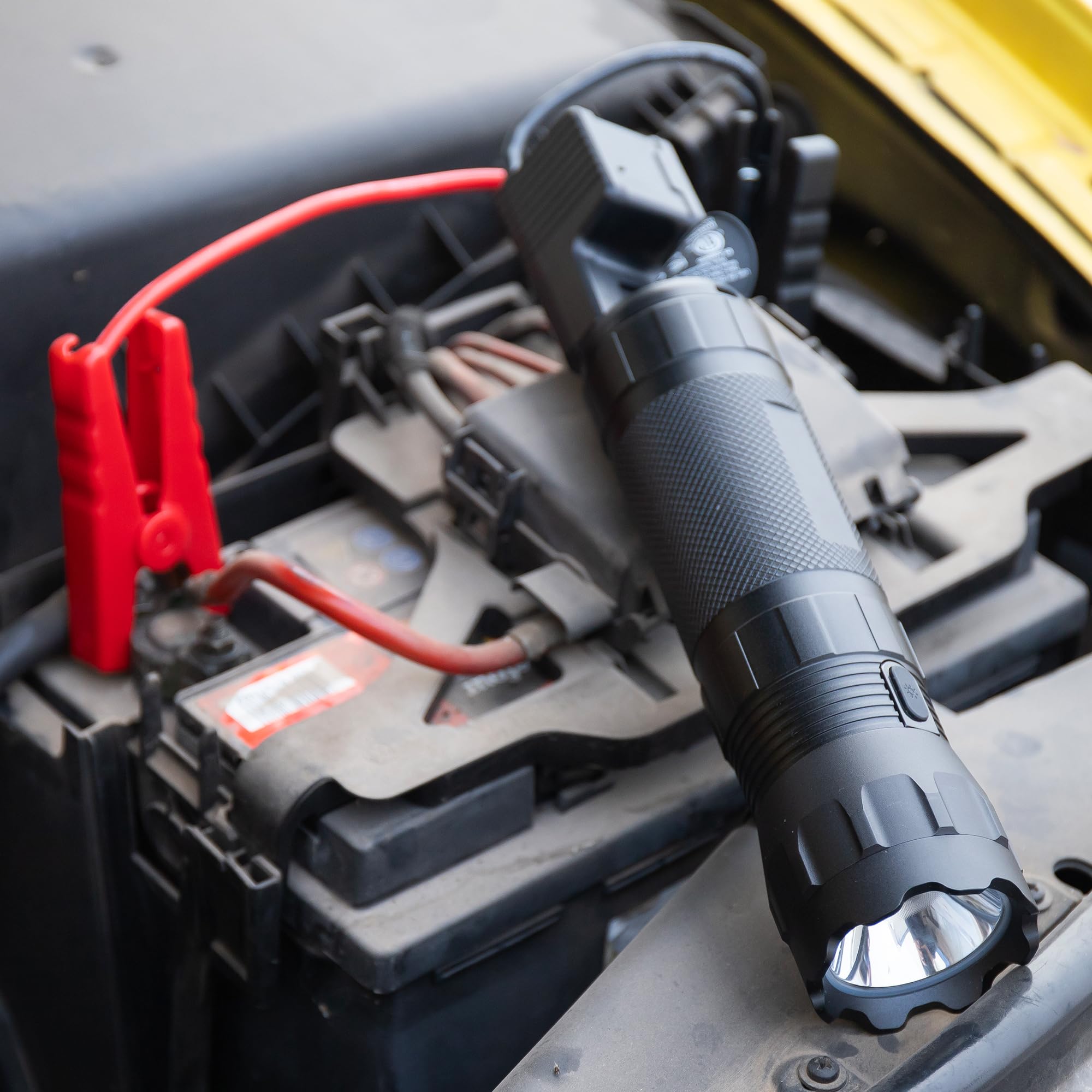 Cofan Arrancador de baterías | con Linterna LED y Power Bank USB | 600 A | 330 lúmenes | Adecuado para Coches de Gasolina hasta 5000 CC y diésel hasta 3000 CC