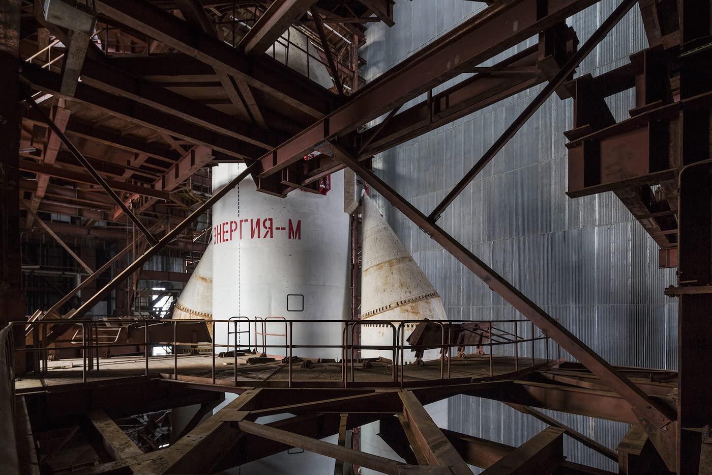 Baikonur: Vestiges of the Soviet Space Program (Jonglez photo books)
