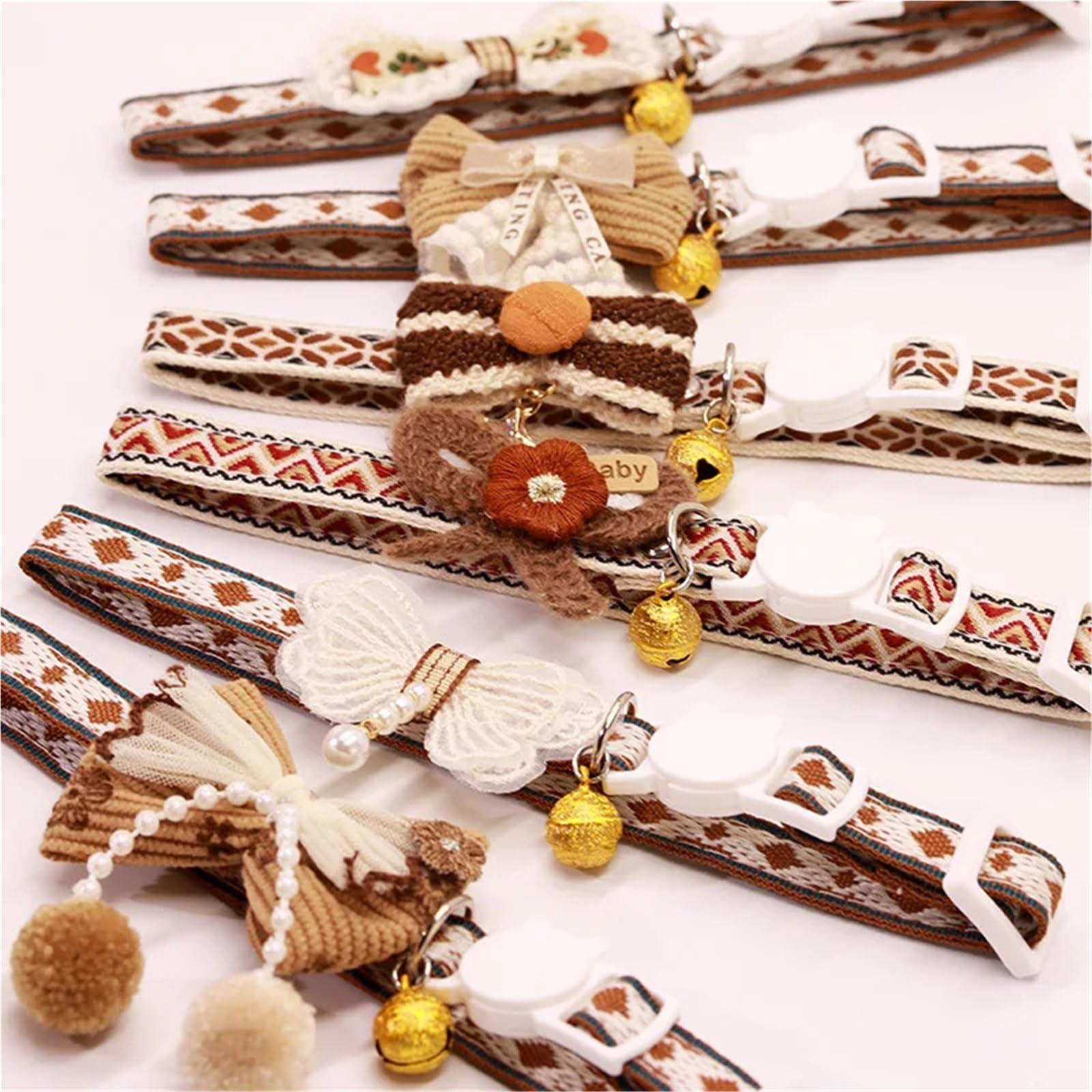 Sicheres Katzenhalsband mit Glöckchen, Fliege, abreißbarem Sicherheitsverschluss, Haustierzubehör, Spitzen-Kätzchen-Halskette for Katzen, Welpen, kleine Hunde(Color1)