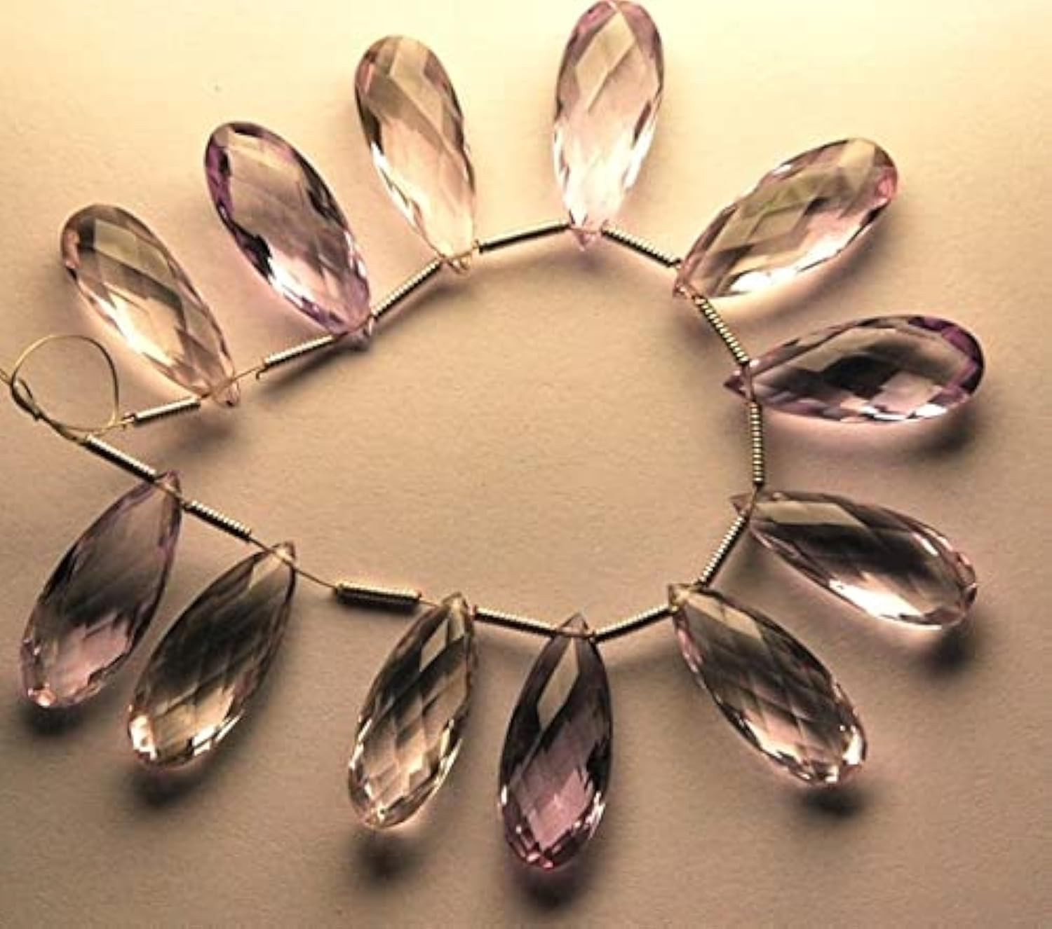 Améthyste rose en briolette poire pour boucles d'oreilles bohèmes