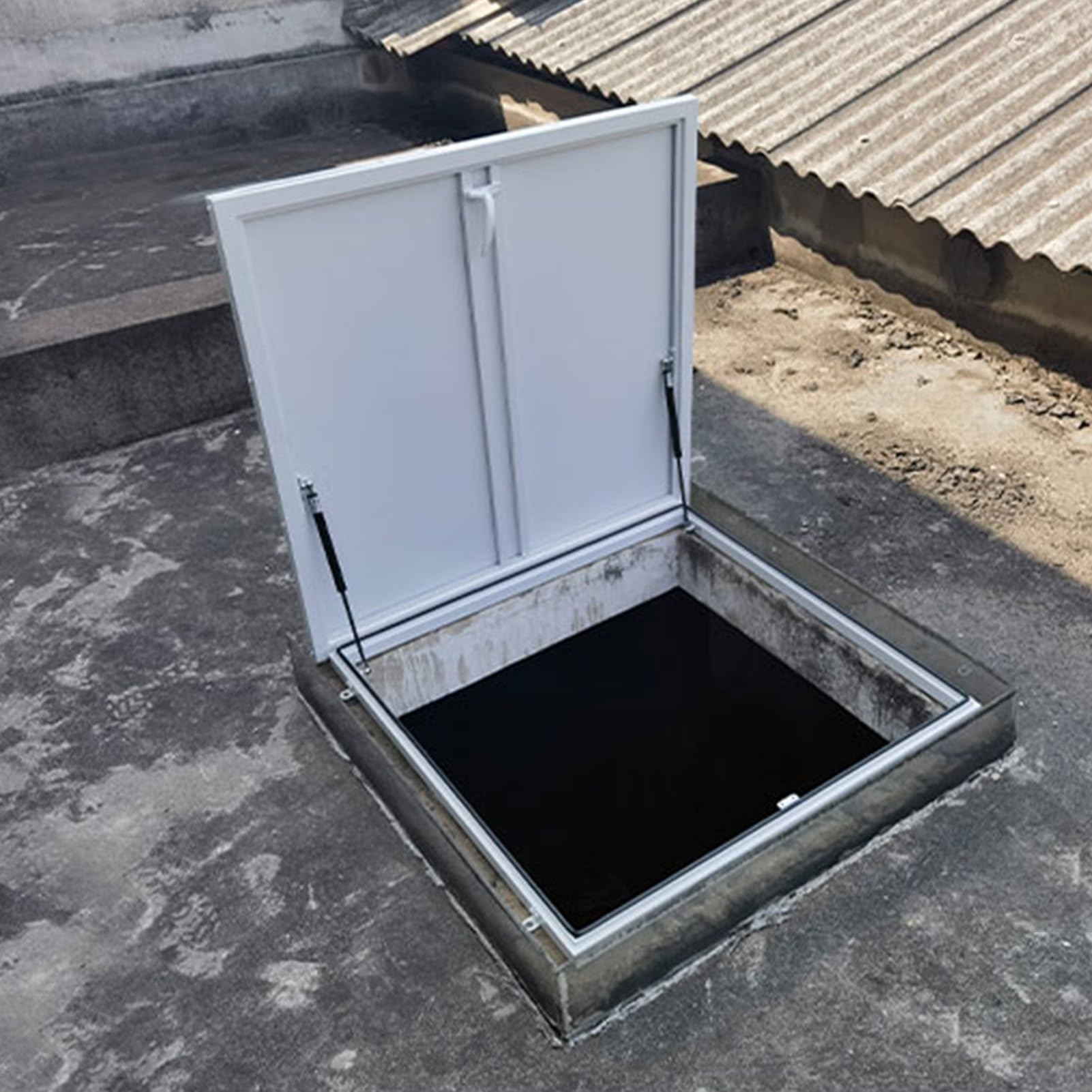 Panel dostępu do poddasza z hydraulicznymi rozpórkami, ręczna osłona luku dachowego do użytku mieszkalnego i przemysłowego, bezpieczna i trwała przestrzeń do raczkowania drzwi wejściowych
