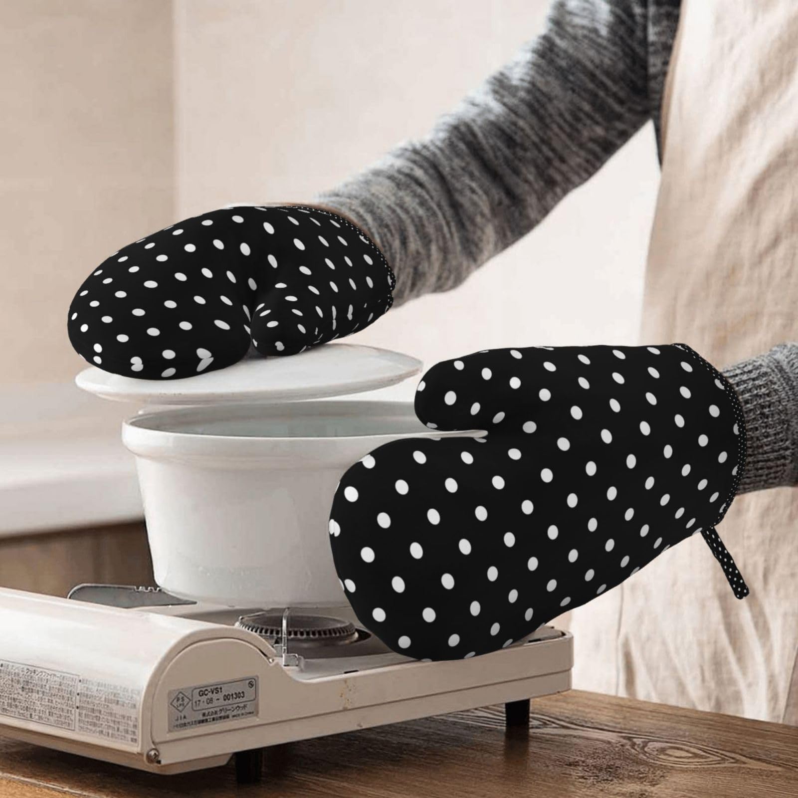 Juego de Cuatro Piezas de Guantes y Manoplas Resistentes al Calor para Hornear, Guantes de Cocina Antideslizantes, Manoplas para Horno, Blanco y Negro con Lunares.