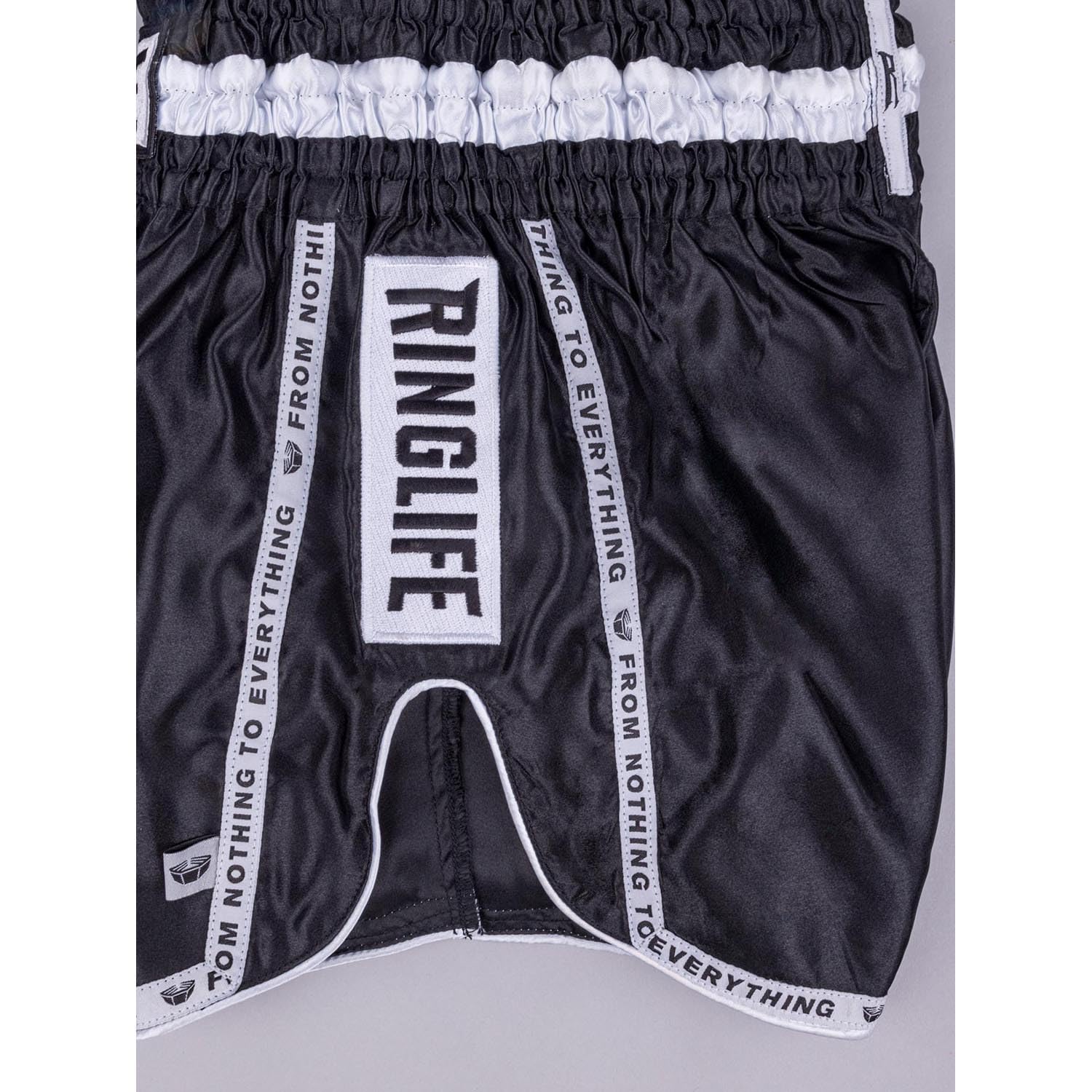 Muay Thai Shorts, Label, Schwarz, Kickboxhose für Training & Wettkampf, Thaibox Shorts Satin, Atmungsaktiv, Langlebig, Kampfsporthose für MMA, K1, Boxen, Thai Boxen