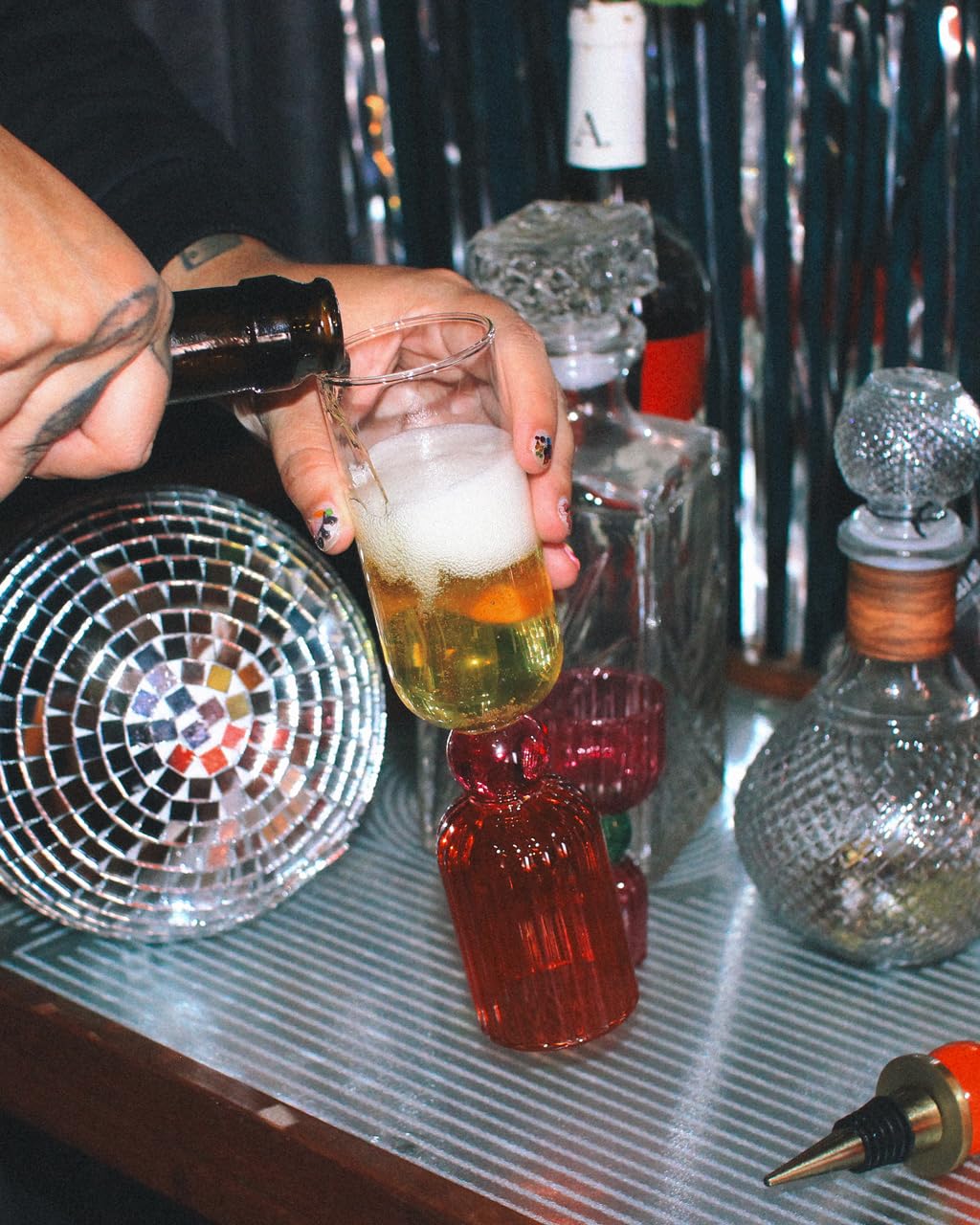 ban.do Tipsy Turvy - Juego de 2 copas de cóctel de 6.6 onzas para adultos, copas únicas de vino y champán, cristalería estética para carrito de bar, color turquesa