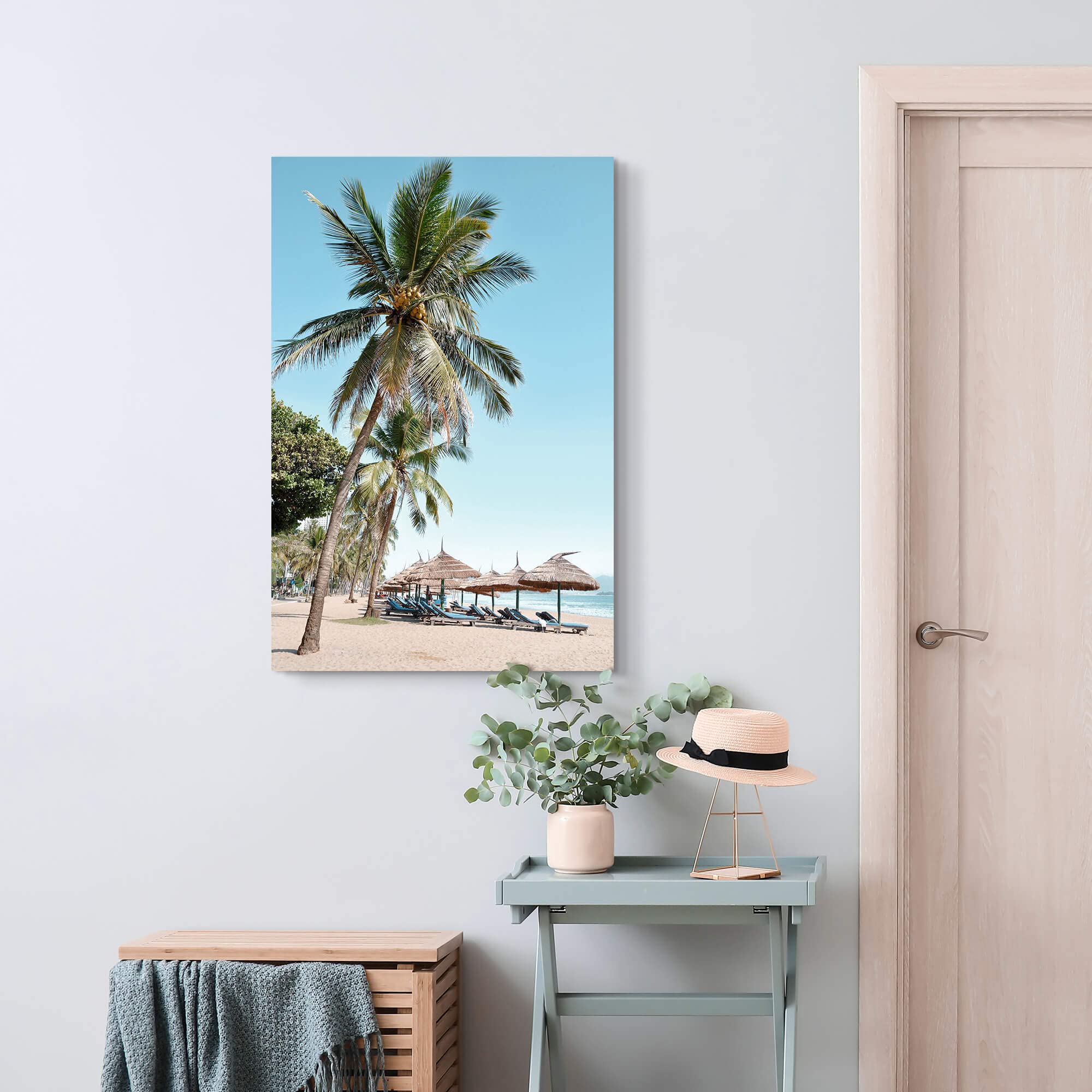 Lienzo de playa para pared: 36 x 24 pulgadas, imagen costera, árboles de coco, sombrillas y sillas, pintura junto al mar, palmera, decoración para sala de estar