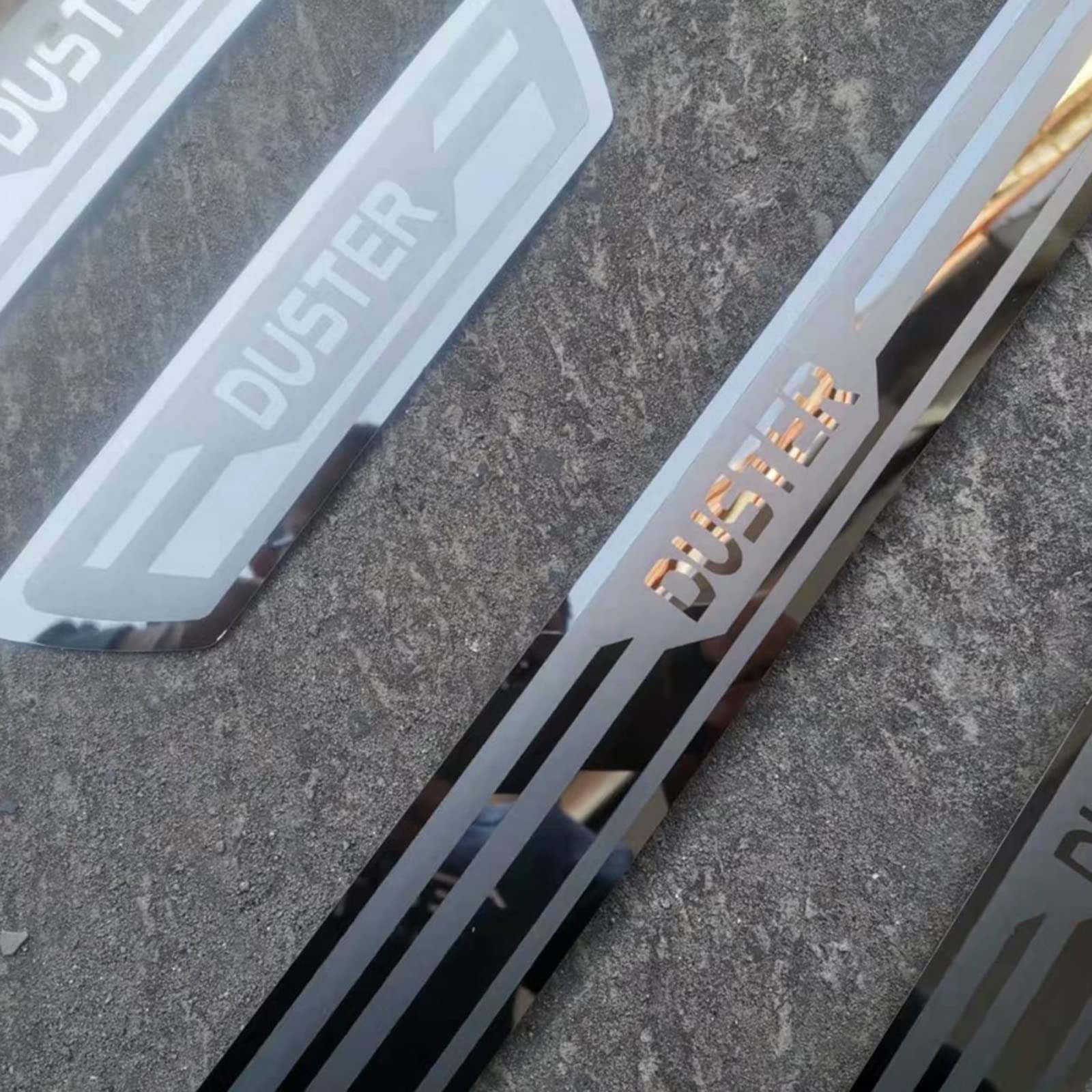 EAGLEG 4 Pezzi Acciaio Inox Battitacco per Auto Sticker, per Ren-Ault Dacia Duster, Esterno Battitacco Protezione Plates Anti-Graffio Scuff Adesivi Decorativi Accessori,Silver