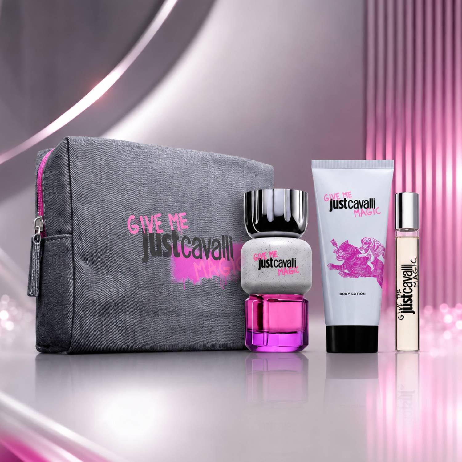 Just Cavalli Give Me Magic Geschenkset für Damen, Eau de Parfum 90 ml, Körpercreme 100 ml, Travel Spray 15 ml und Clutch, orientalischer holziger Duft