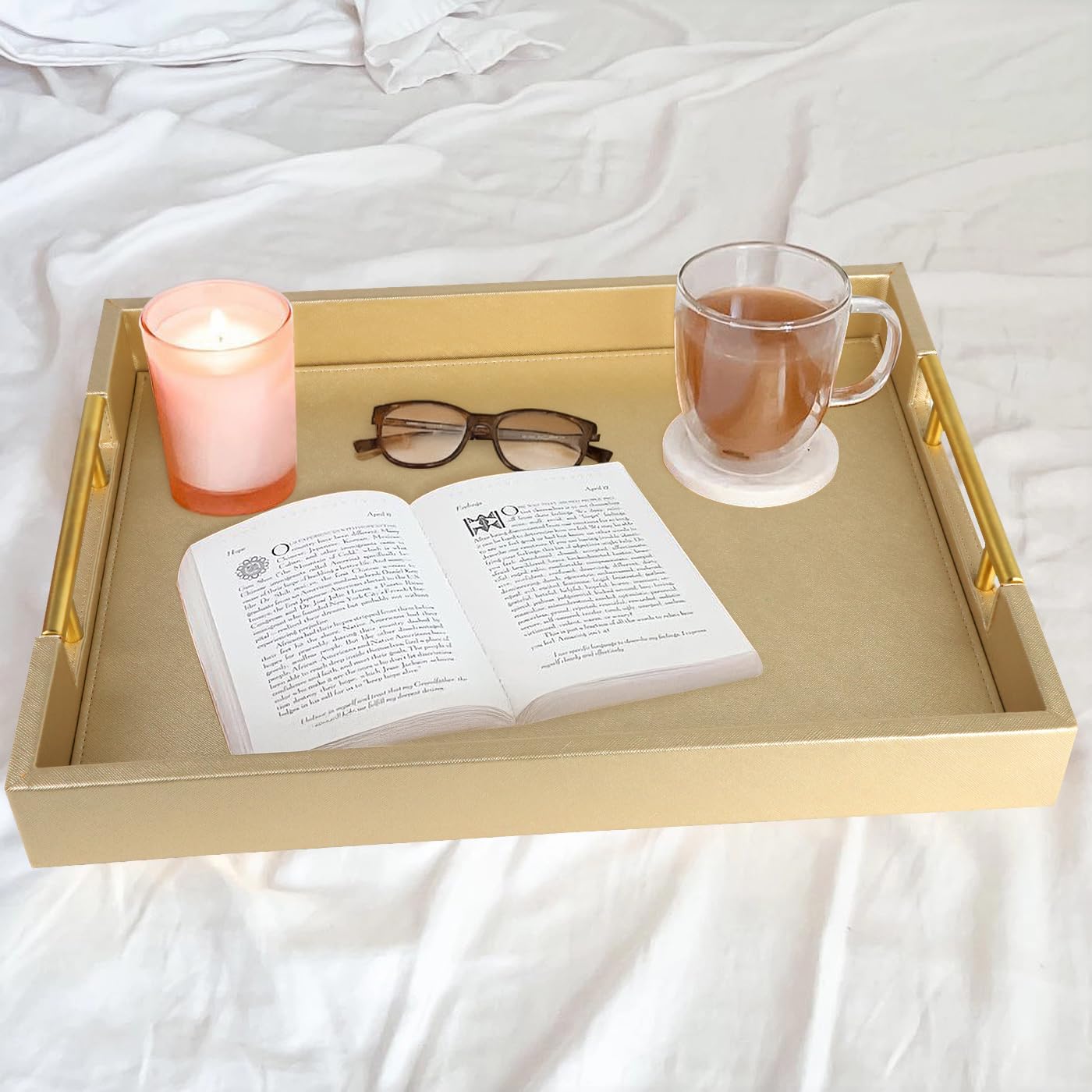 HofferRuffer Bandeja para servir de piel sintética con asas de metal dorado, elegante bandeja organizadora decorativa para mesa de café, otomana, decoración del hogar y servir (dorado, 16.2 x 12.2 x 2