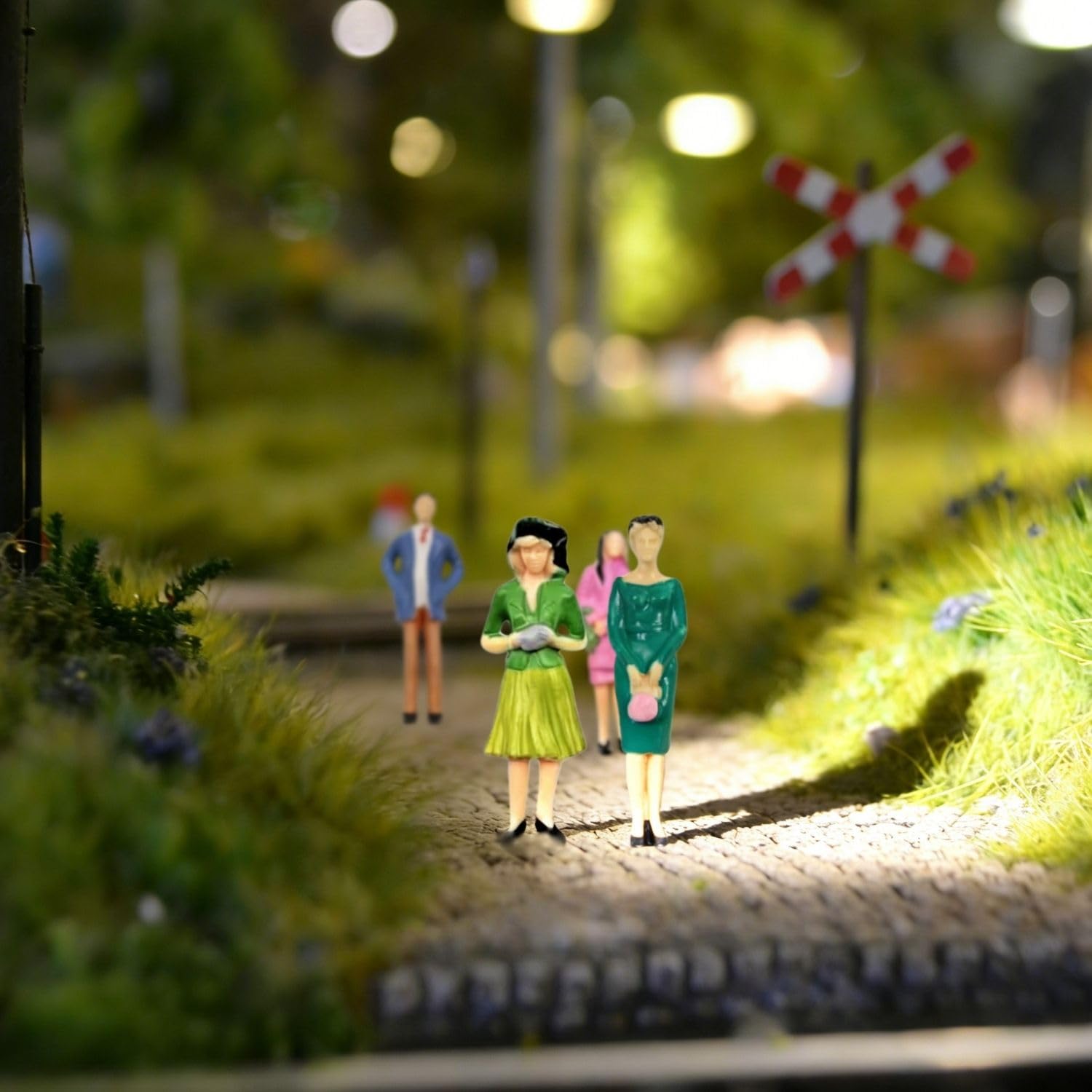 VICDUEKG 30 pezzi in miniatura persone 1: 30 HO scala in miniatura, modellino ferroviario, mini statuette diverse pose dipinte, piccole figure persone, museo seduto e in piedi