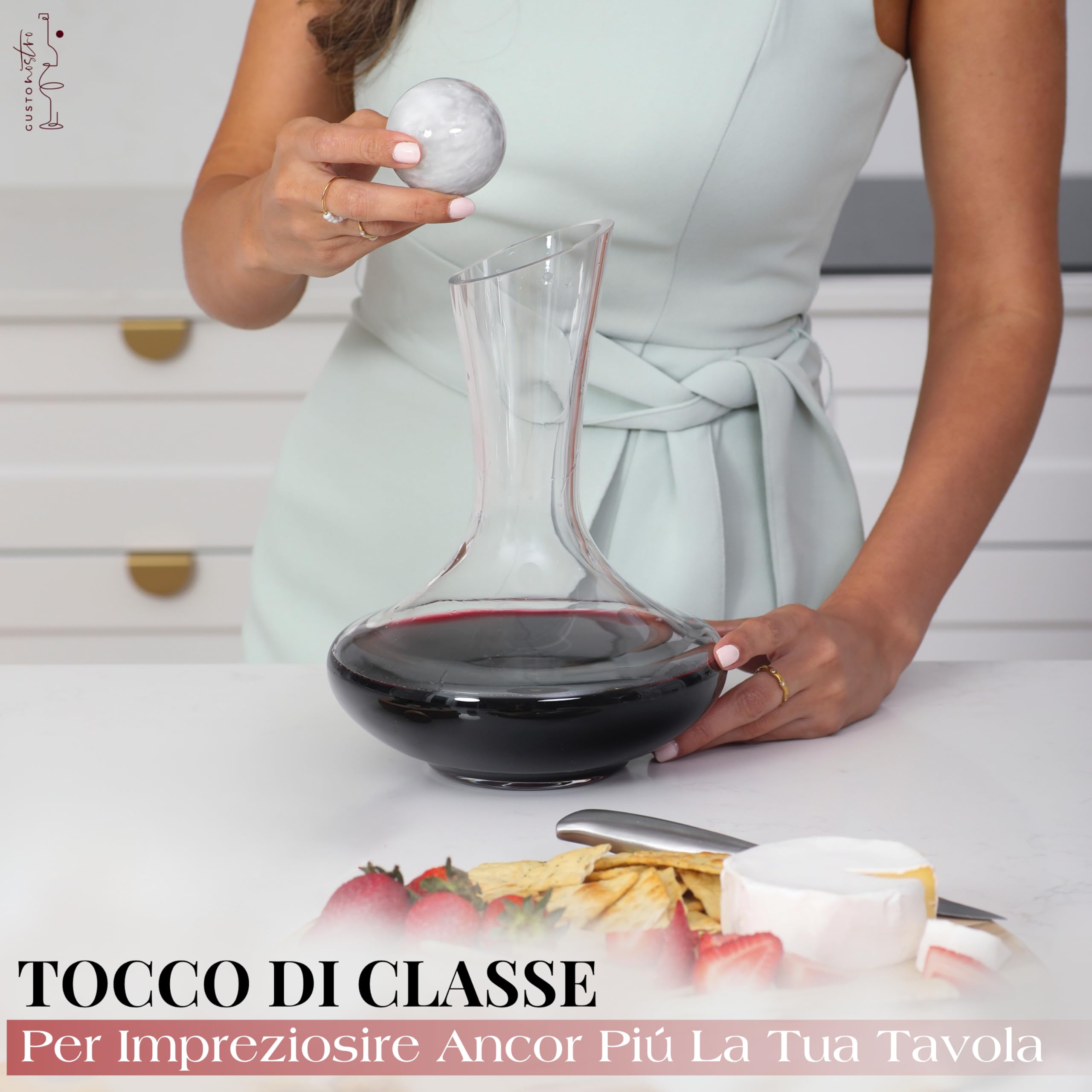 Gusto Nostro Decanter Vino in Cristallo con Tappo in Marmo – Caraffa Vino in Vetro Soffiato Senza Piombo per Vini Rossi – Decanter da 750 ml con Tappo in Pietra Naturale – Design Elegante Inclinato