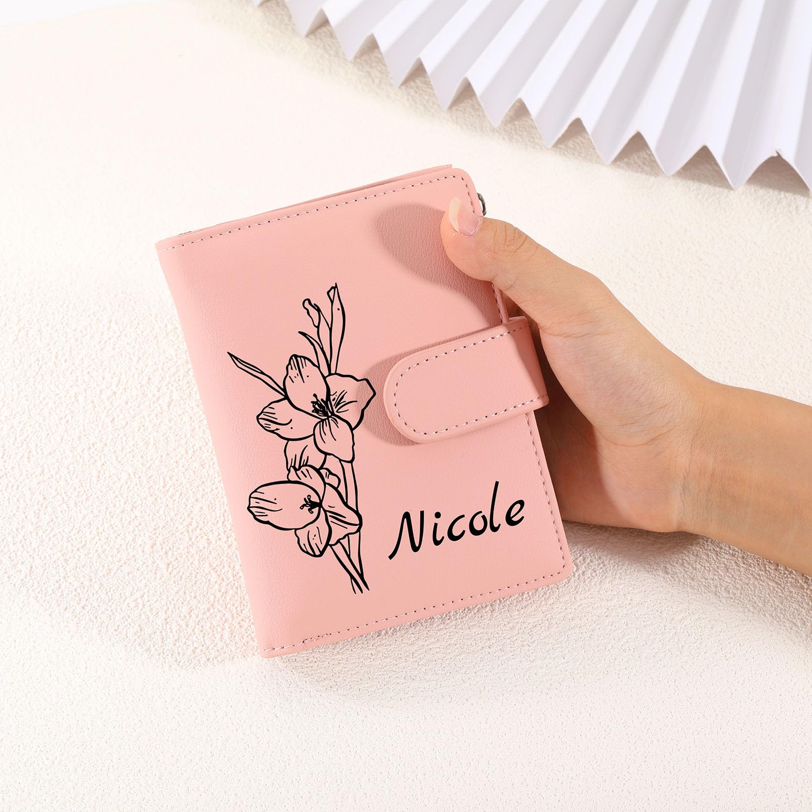 INBLUE Personalizado Cuero Monedero para Mujer Flor de Nacimiento con Nombre Cartera Pequeño Billetera Plegable Triple con Muñequera Regalo Personalizado para Dia de la Madre 02 - Rosa