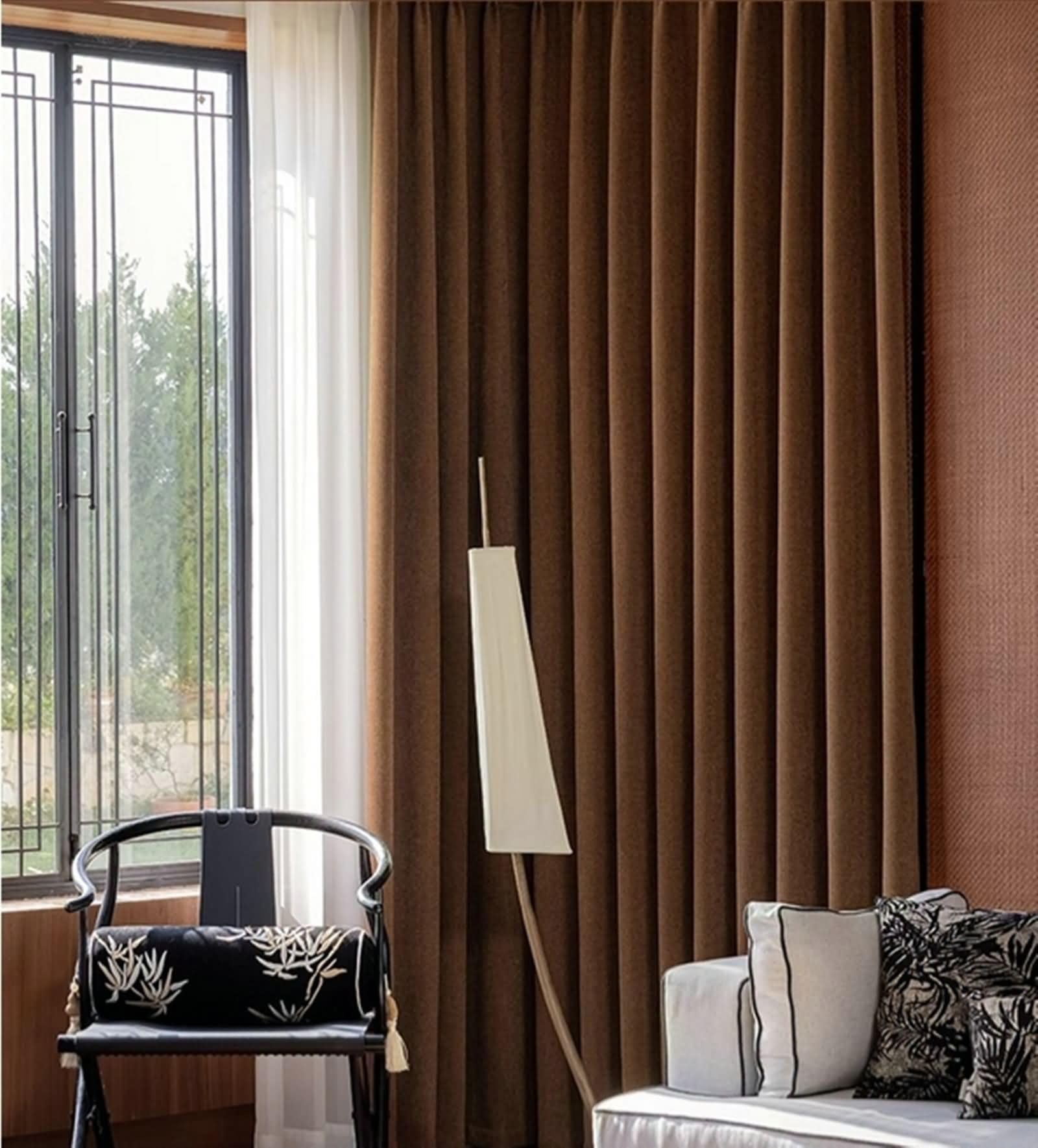 Rideaux opaques bruns chevrons pour tamiser votre chambre moderne avec style et douceur