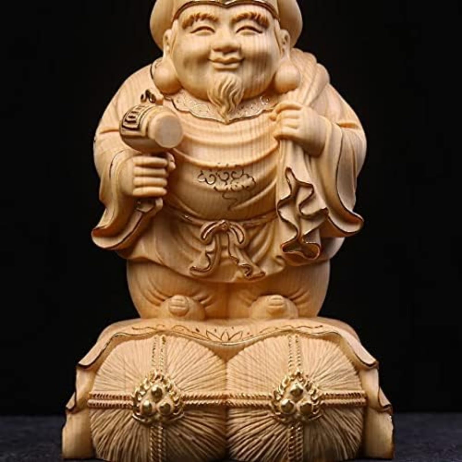 Amazon｜ジュニパーの木に金で彫られた幸運の神、ハンマーを持つ幸運の