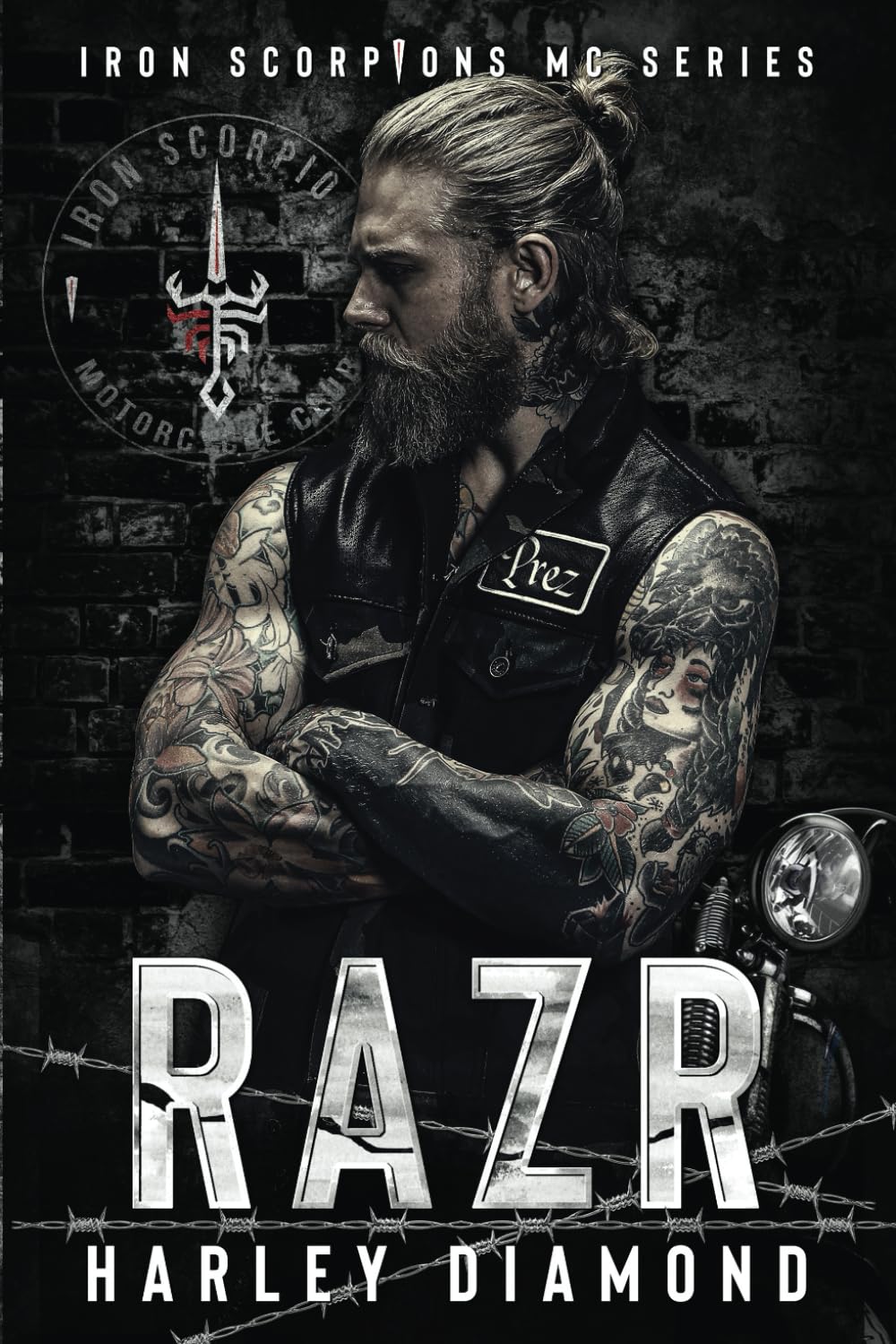 Razr (The Outlaw Chess Series) Paperback – January 5, 2023