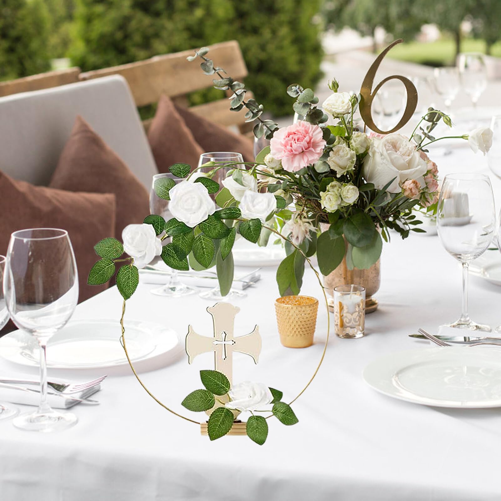 60 piezas de decoración de mesa de aro floral con 12 soportes de madera, 24 rosas de seda, 12 aros dorados y 12 cruces de madera, corona de metal, manualidades para mesa, bautizo, decoración de boda