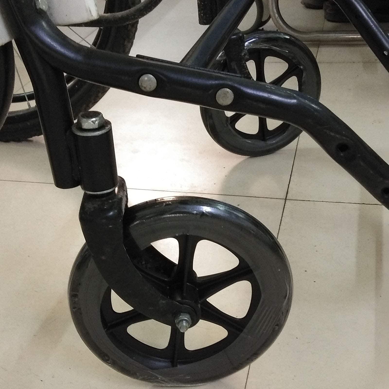 2pcs Ruote per Carrozzina Walker di Ricambio Antiscivolo Antiusura Ruota Anteriore Universale per Sedia A Rotelle di Montaggio Nero Pneumatico Solido