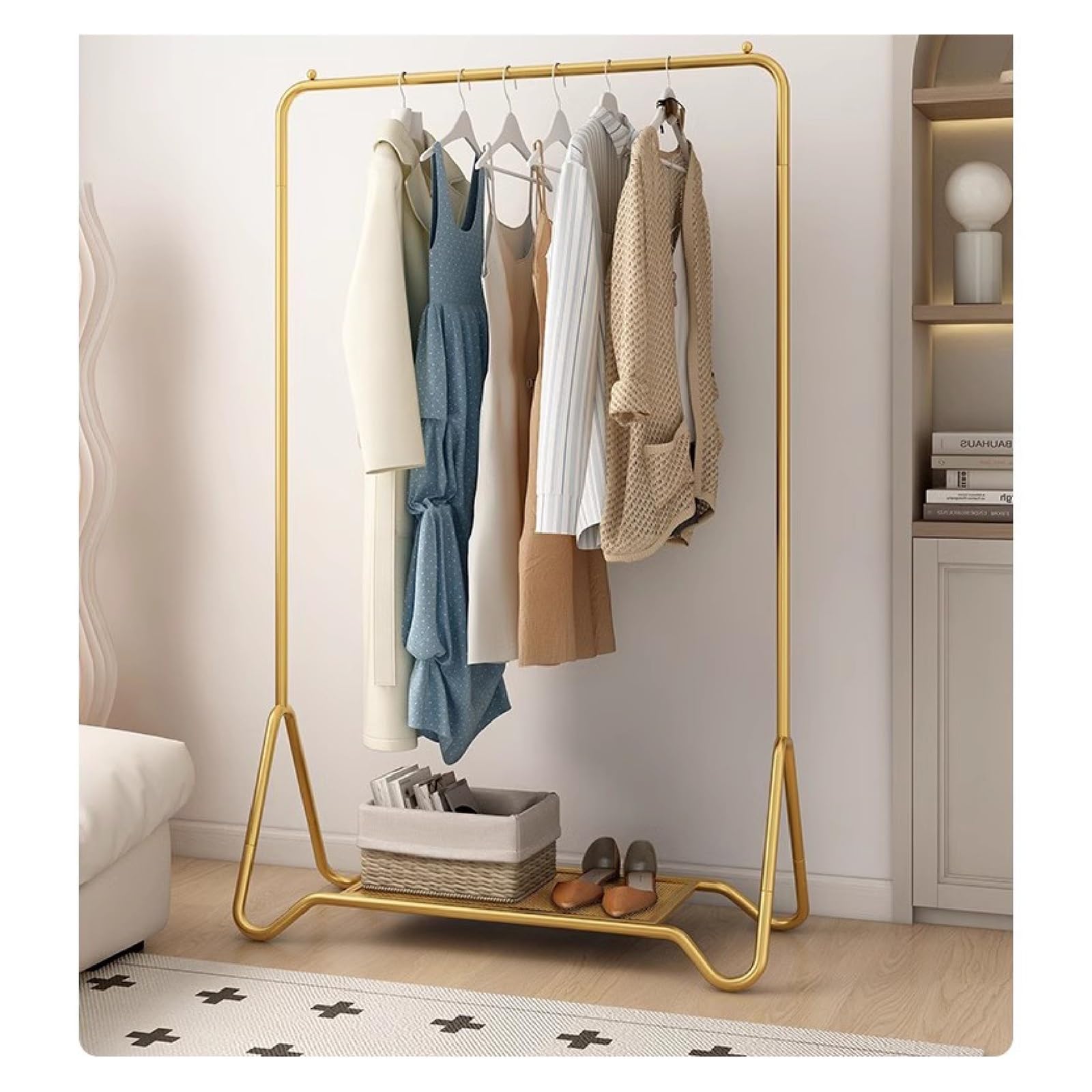 Organisateur de vêtements moderne pour ranger la chambre des invités avec élégance