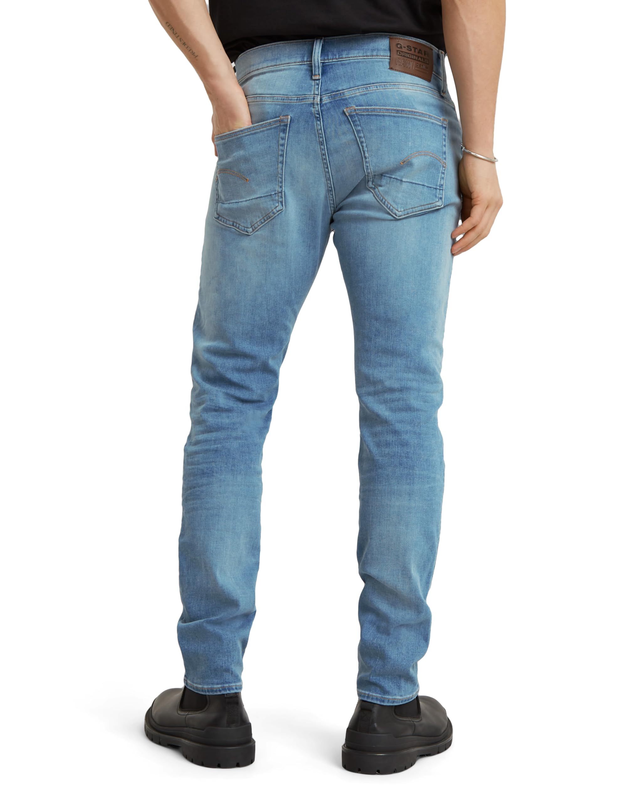 Primer plano del tejido vaquero slim fit de los G-Star 3301 con detalles de costura.