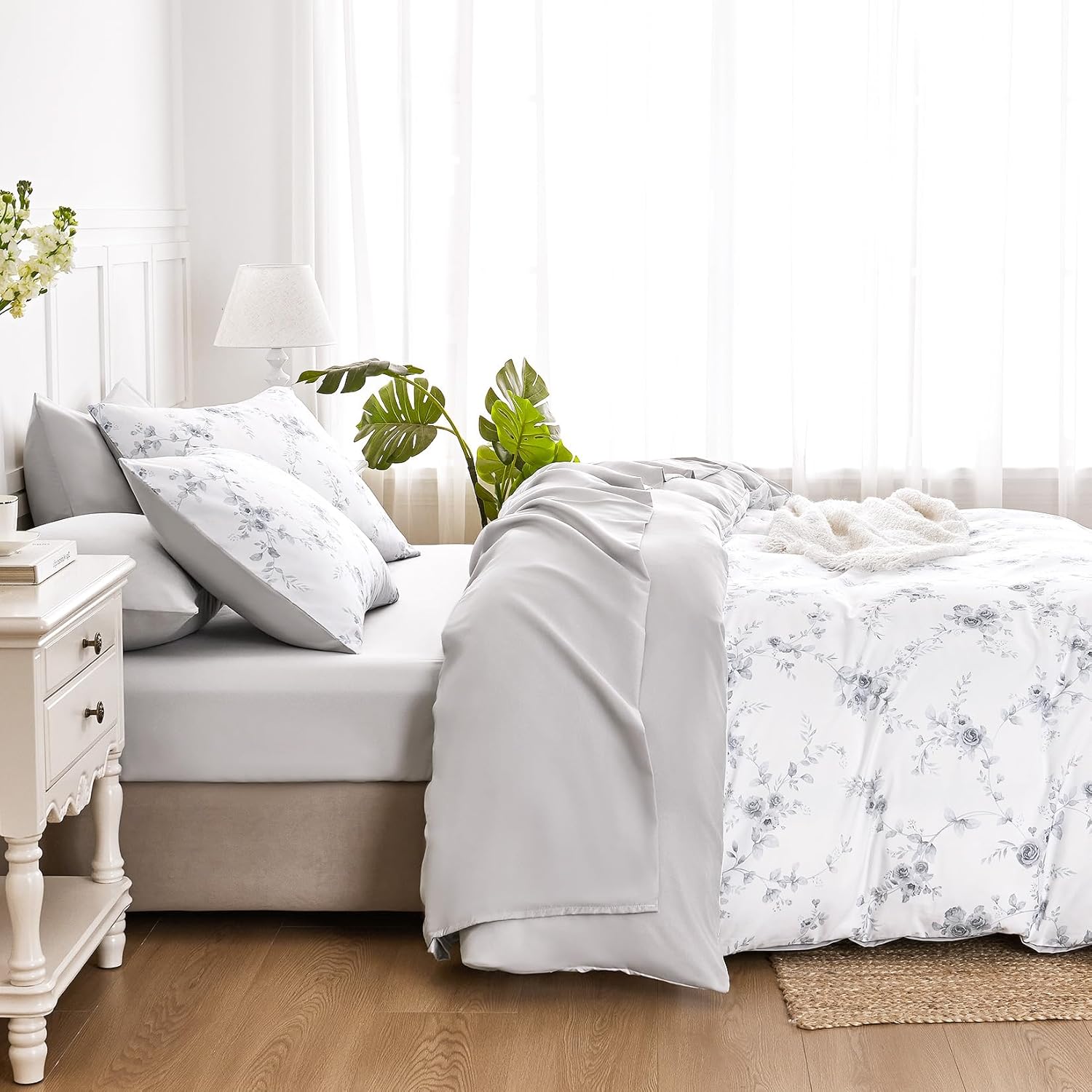 Wake In Cloud - Floral Duvet Cover Set, Shabby Chic Coquette Cottagecore Farmhouse Style with Romantic Flower Pattern, Soft Lightweight Bedding, 3-Piece, Grey White, Queen Size