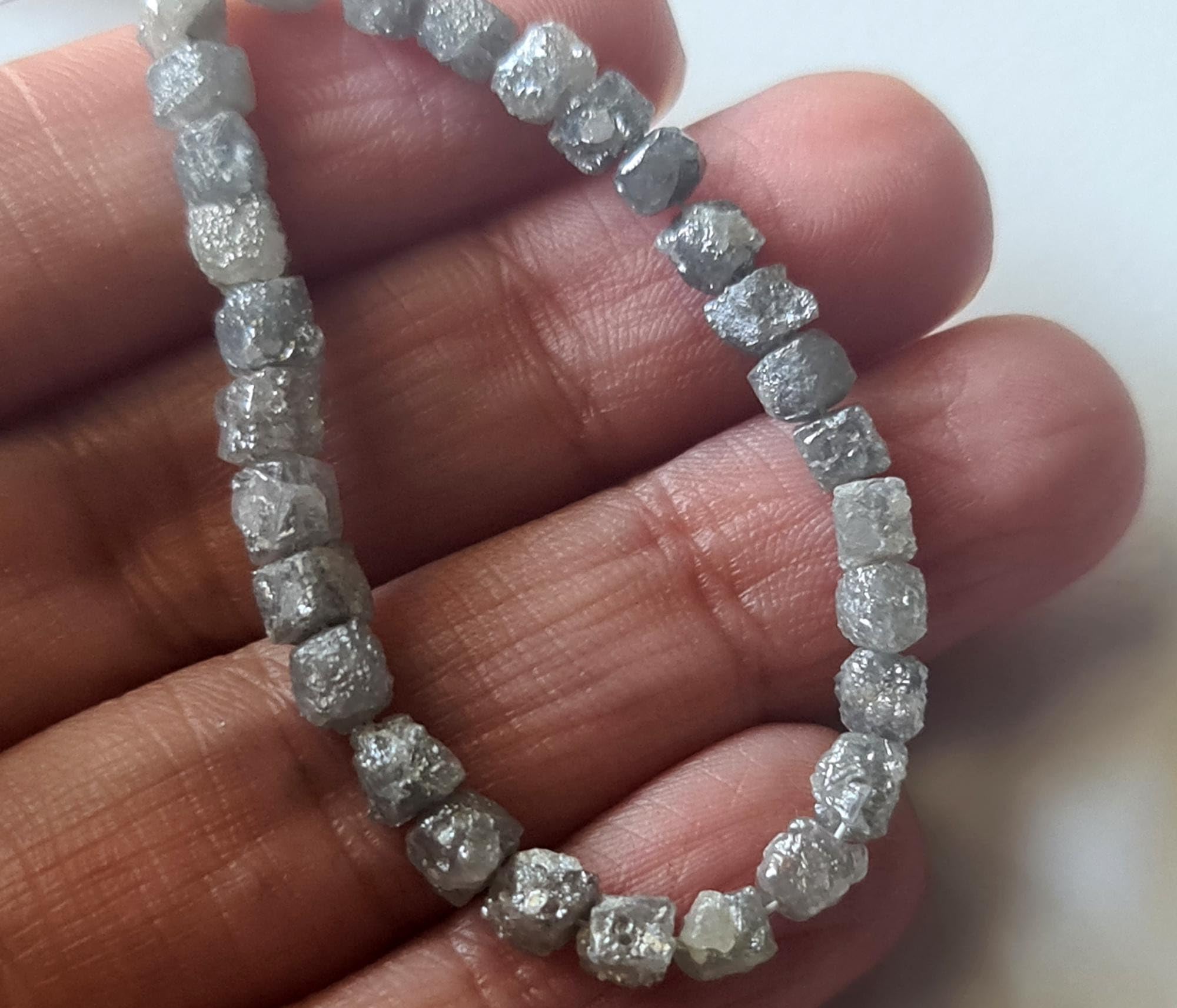 Kamienie szlachetne do biżuterii 3,5-4 mm szare białe surowe diamentowe kostki, naturalne surowe diamentowe kostki/koraliki w pudełku, surowe diamentowe kostki, wiercone pudełko 2 szt. - PVD78